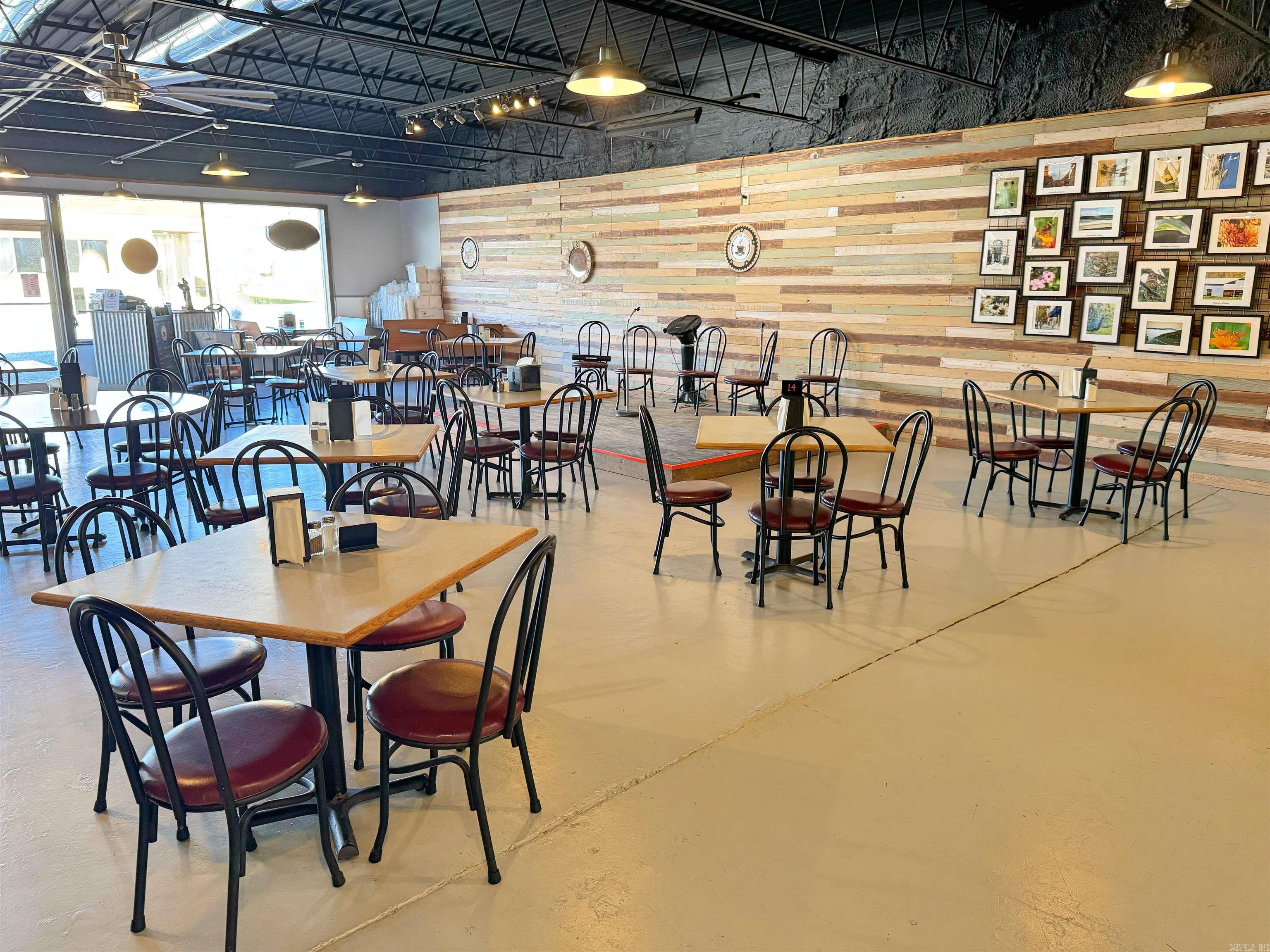 208 W Jefferson St  Mountain View, AR