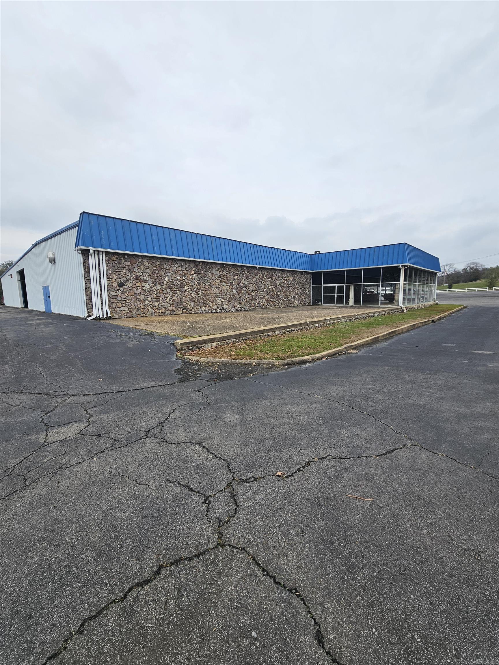 1207 E Harding  Morrilton, AR