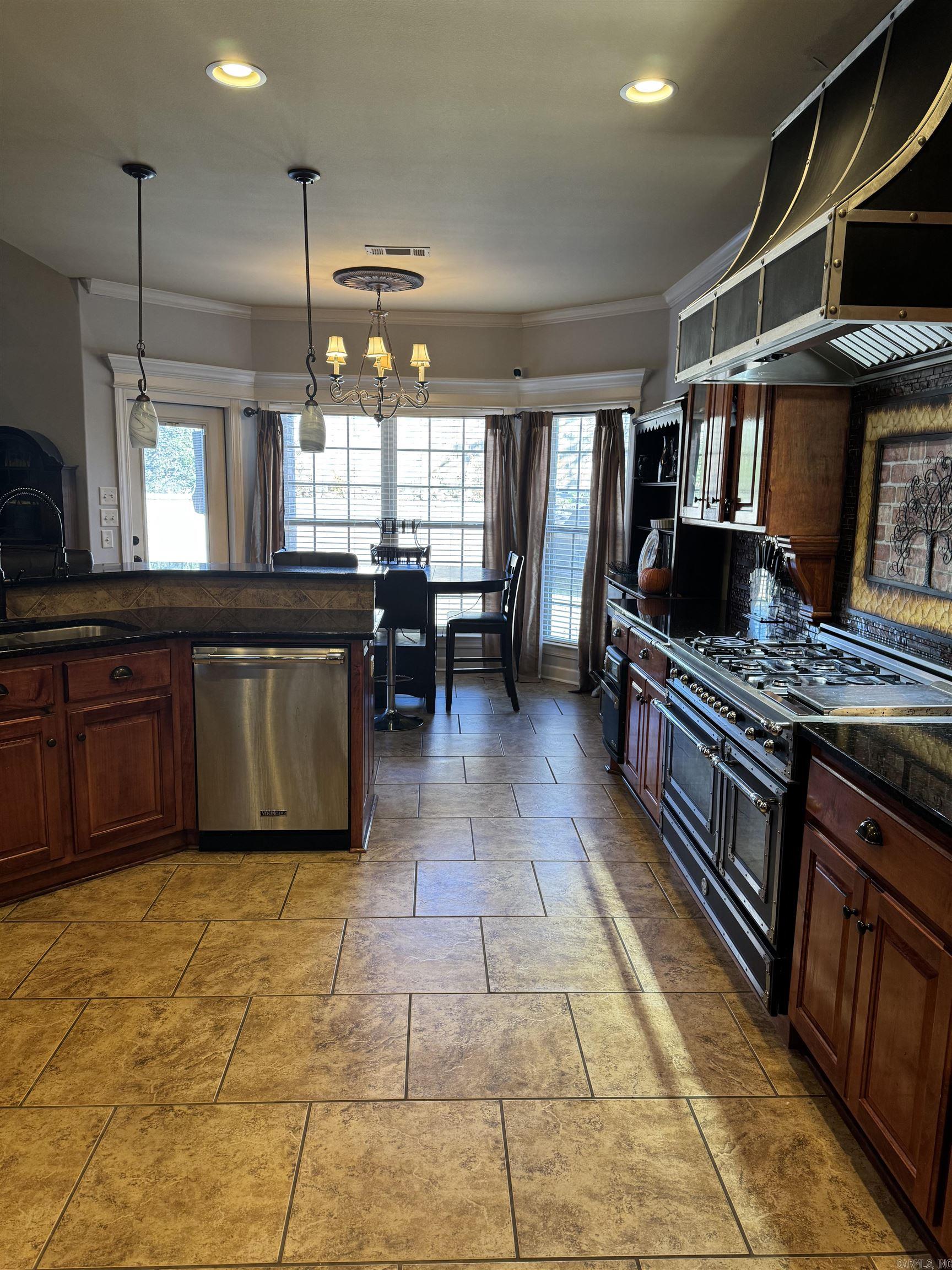 1916 Oakbrook Dr Sherwood, AR 72120