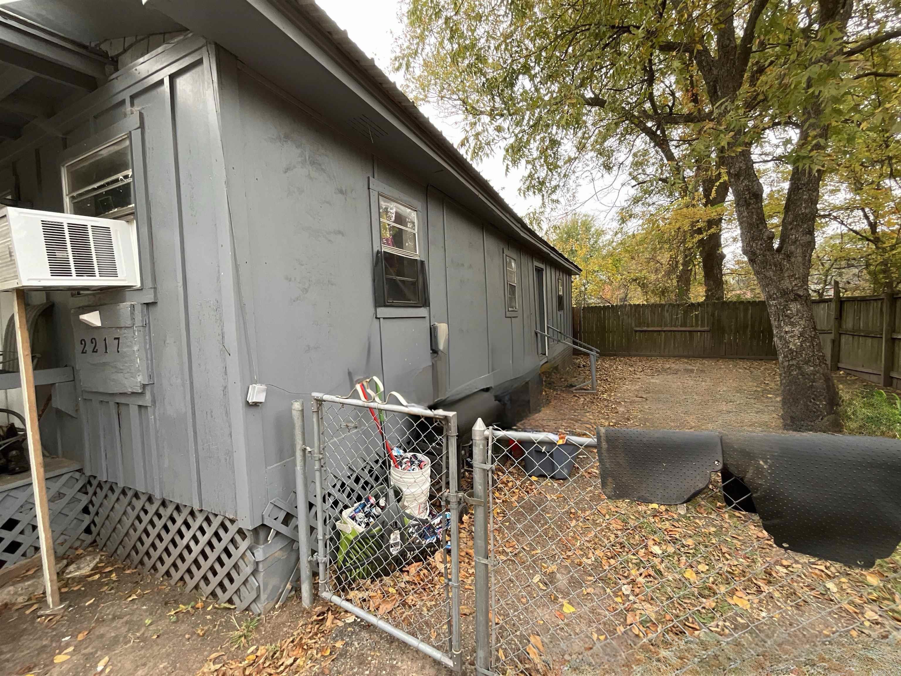 2215 E 11th St 2217 E 11th St Texarkana, AR