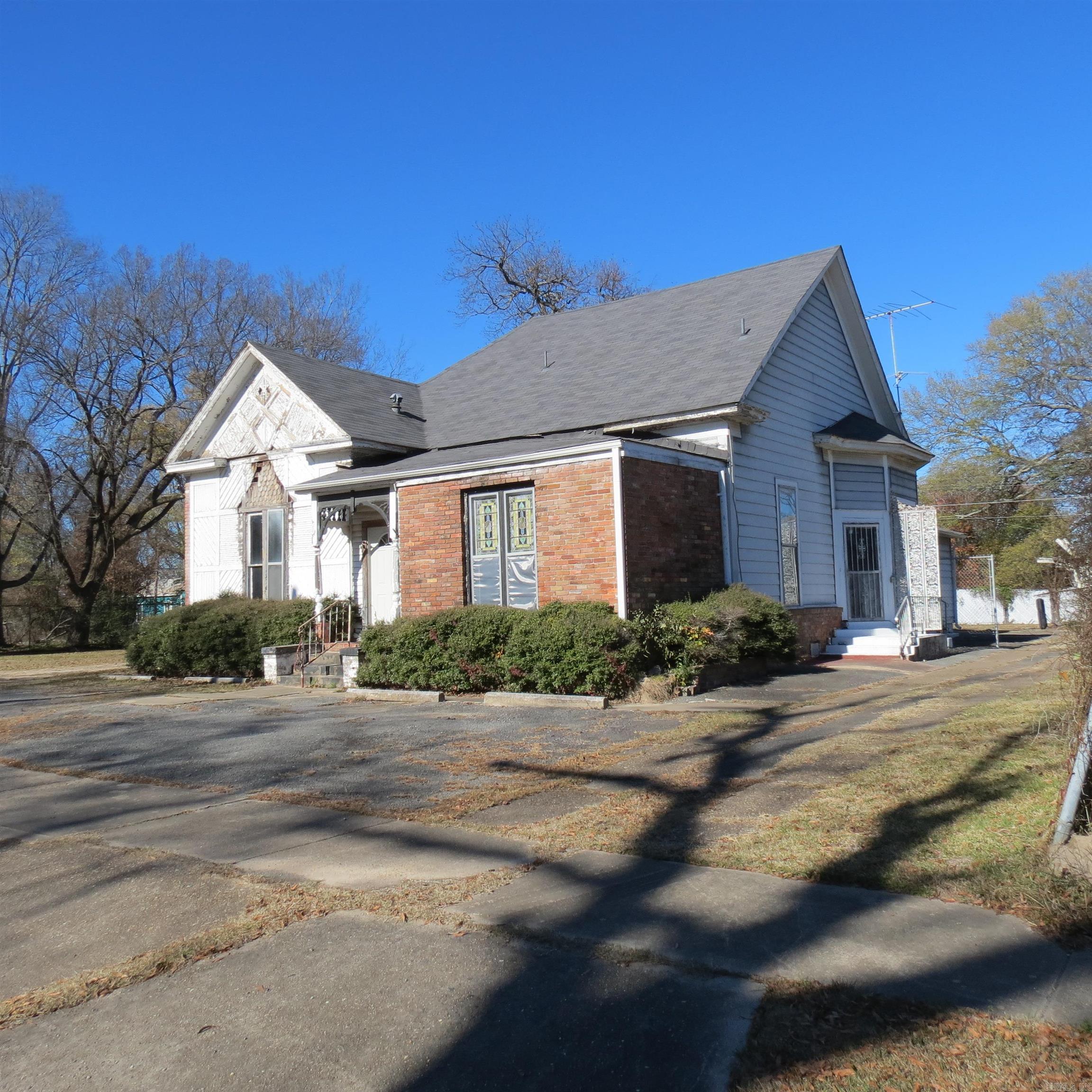 909 W 5  Pine Bluff, AR