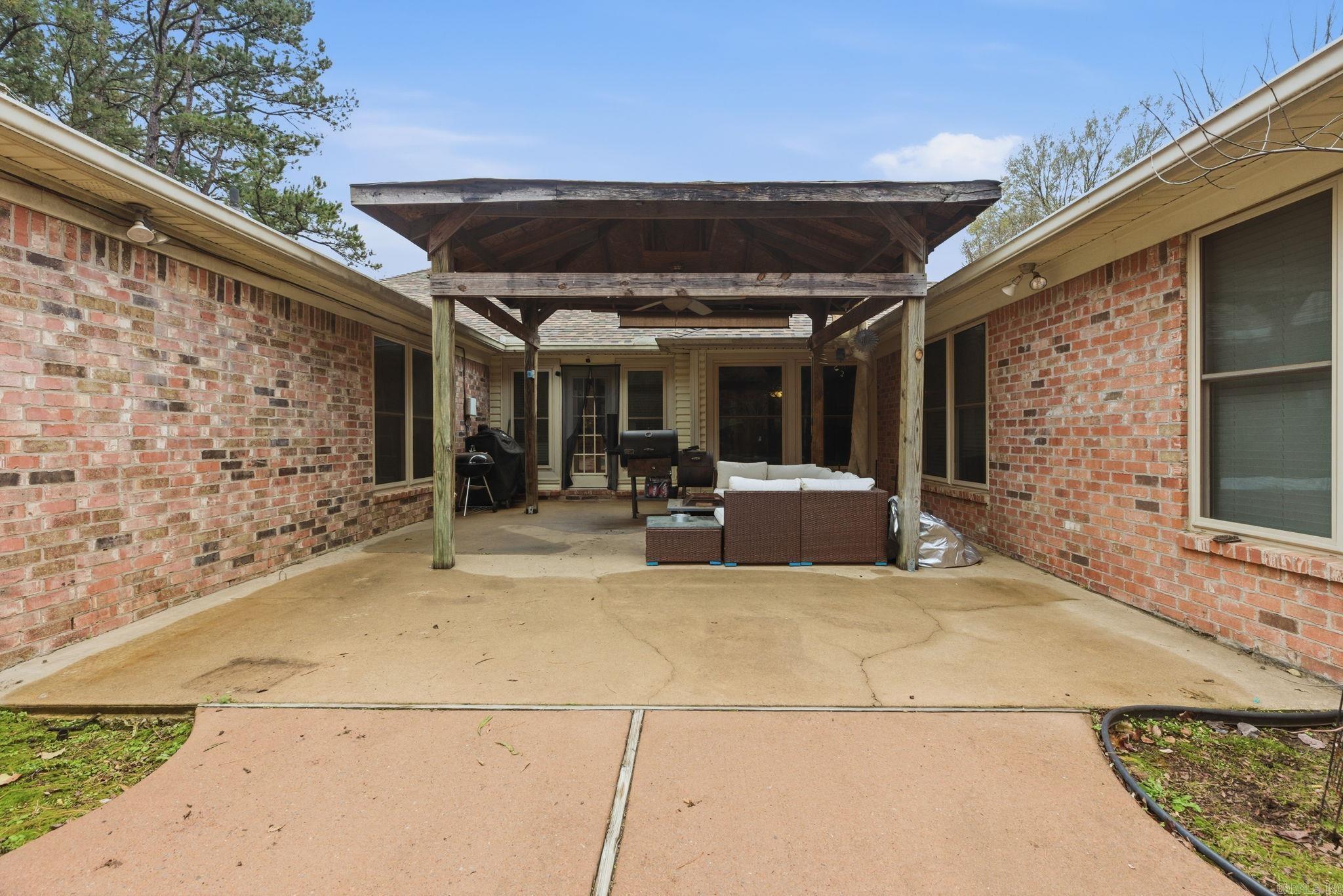 24 Winona Dr  Maumelle, AR