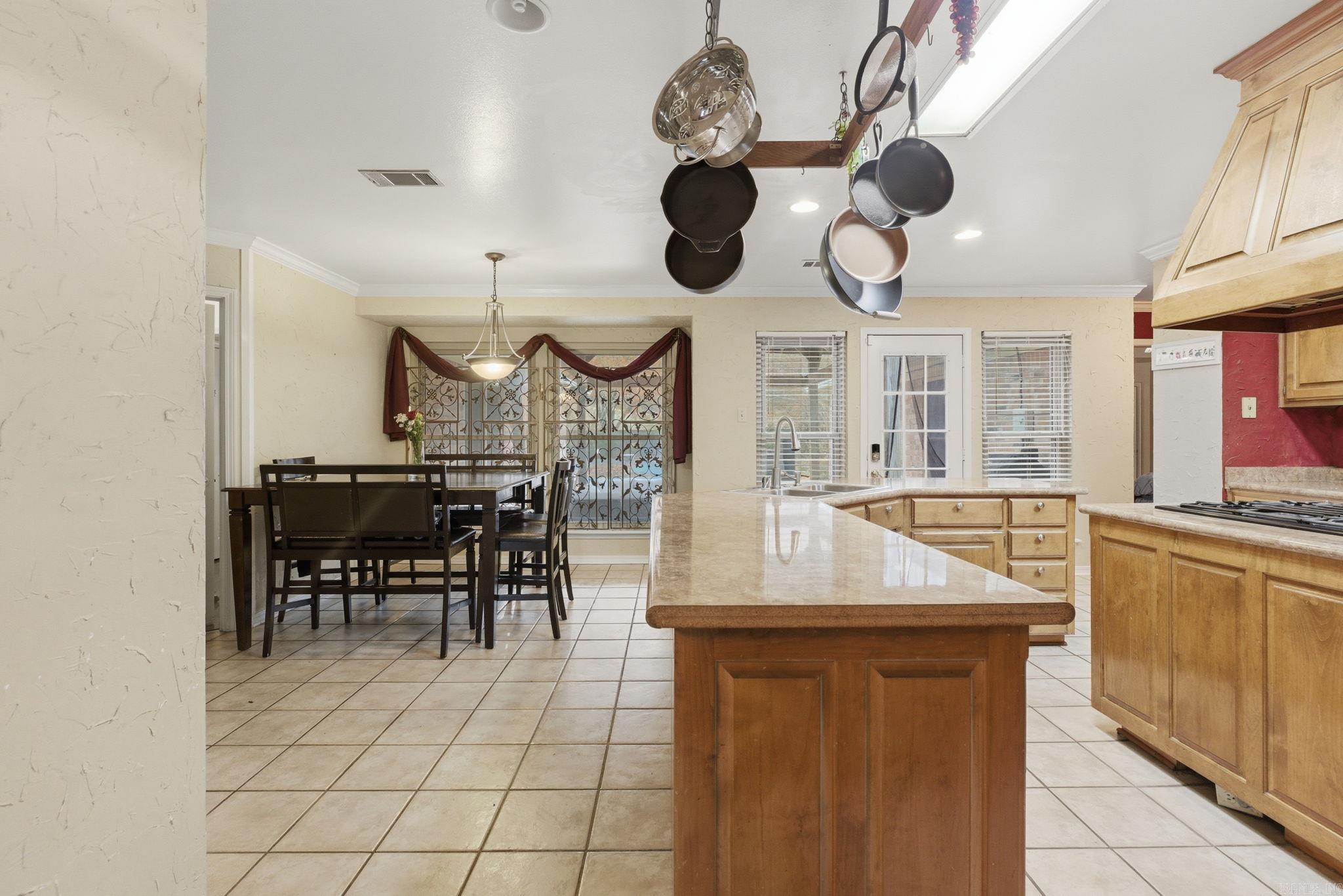 24 Winona Dr  Maumelle, AR