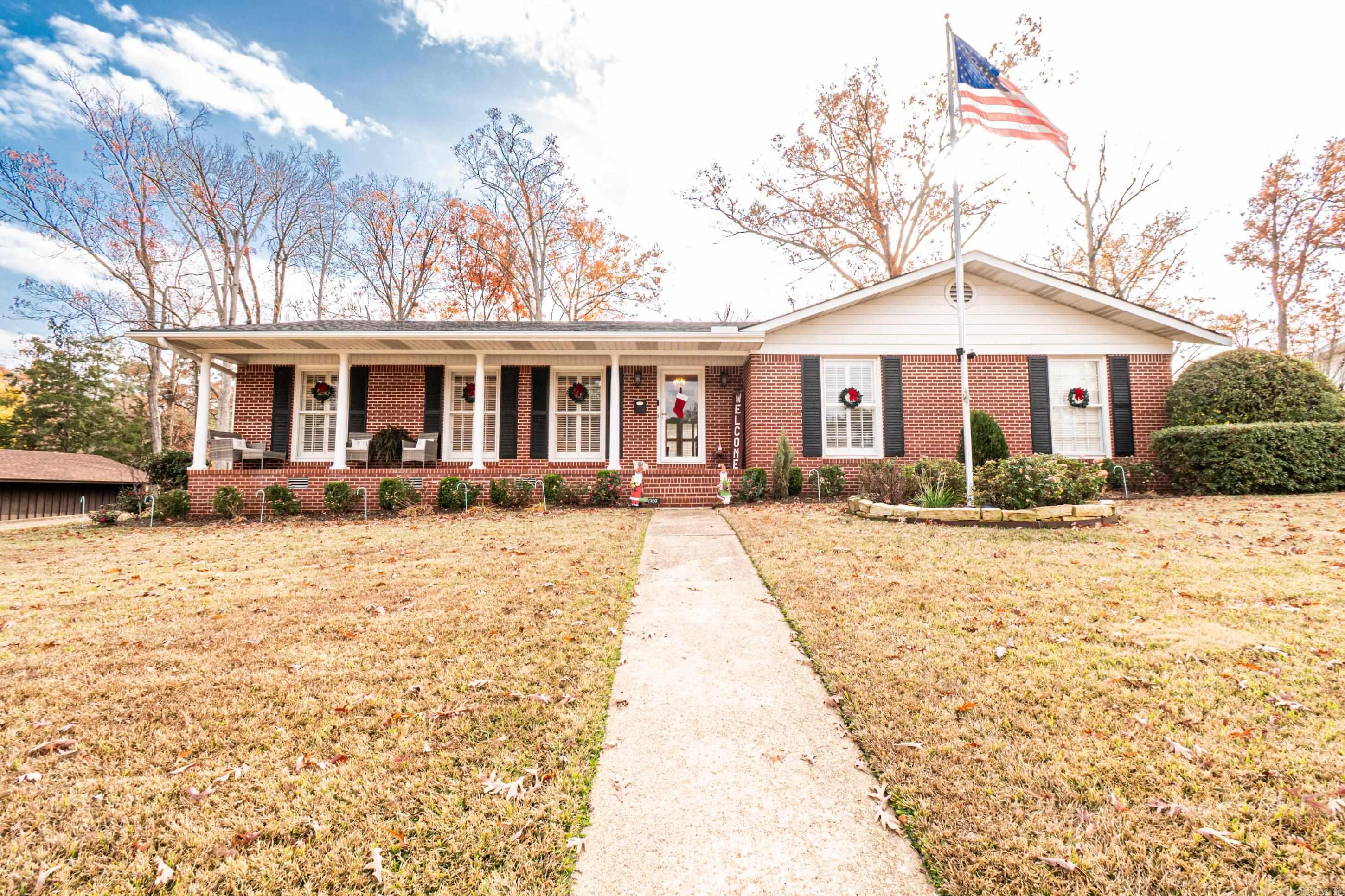 1909 W Oak St  El Dorado, AR