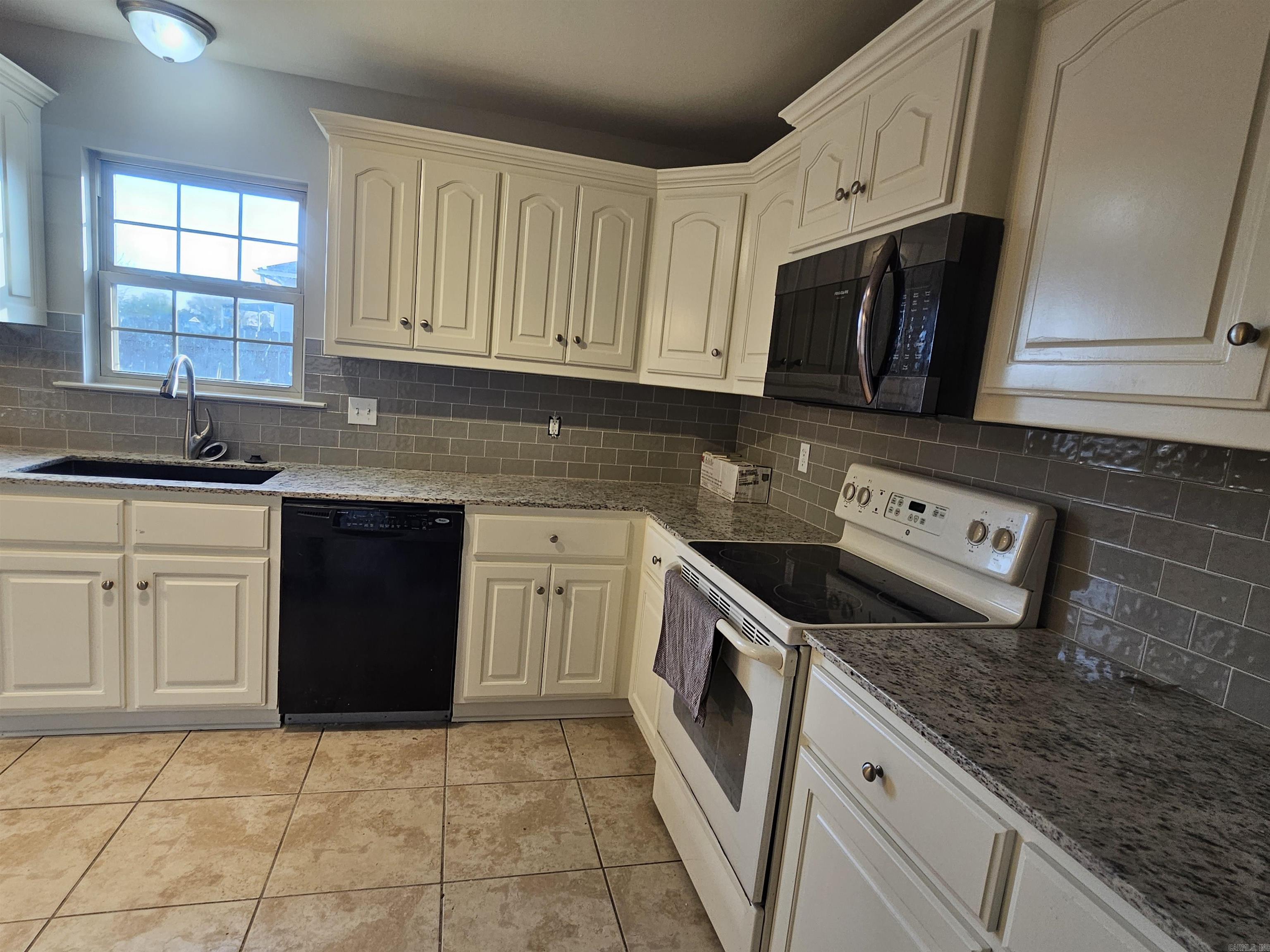 19 Chantileer Ln Ward, AR 72176