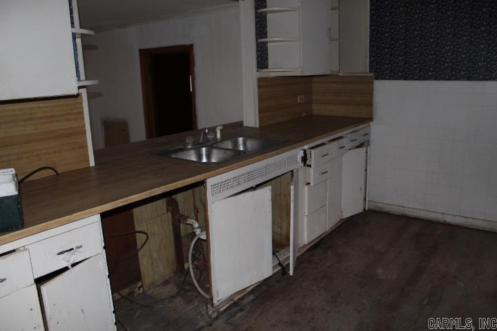 504 NE 3rd  England, AR