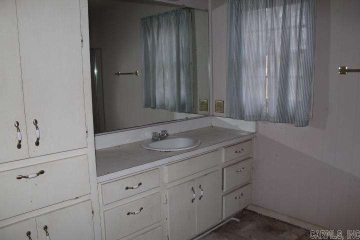 504 NE 3rd  England, AR