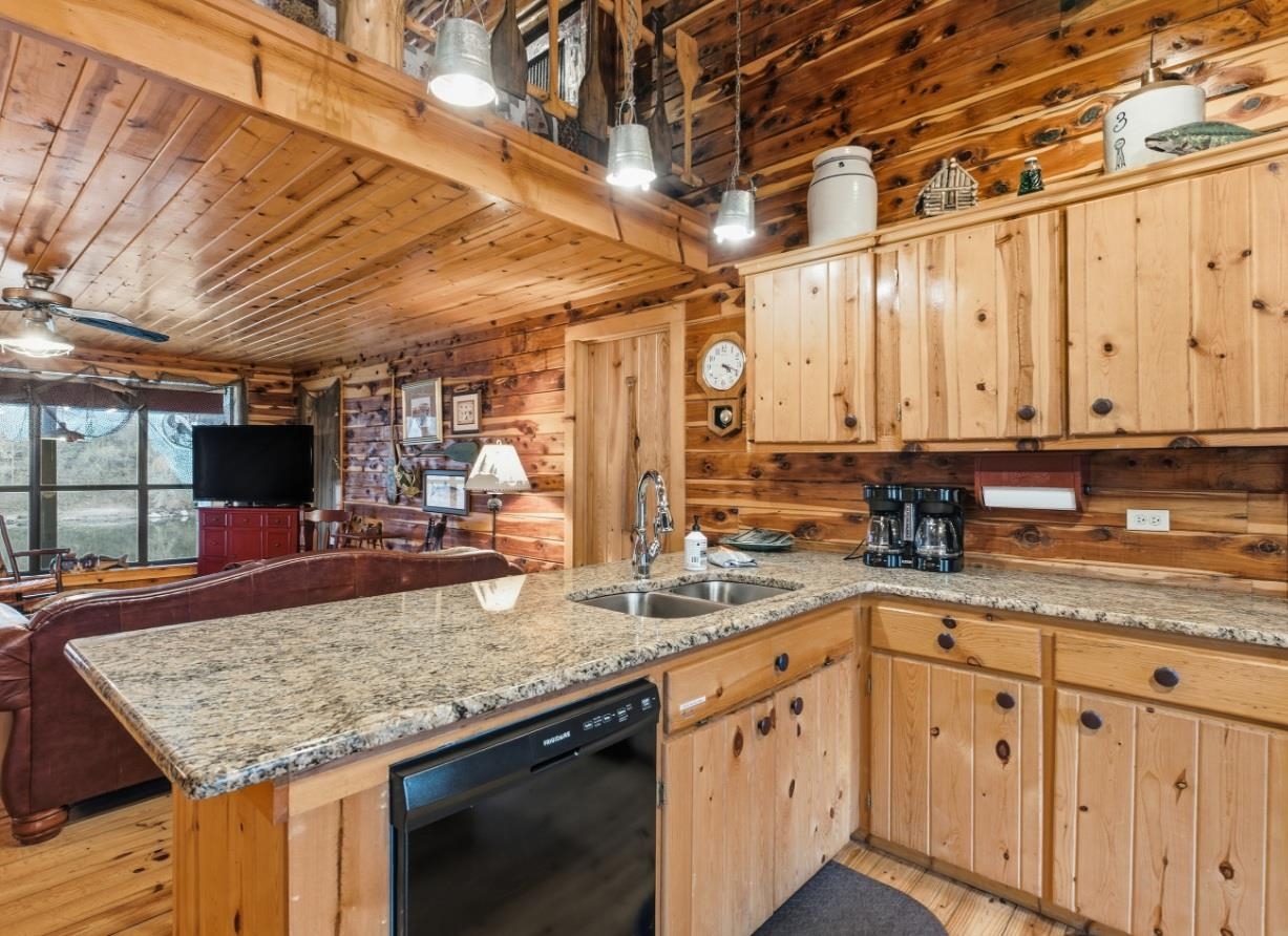 908 S Riverview 832 S Riverview Lane Mountain View, AR