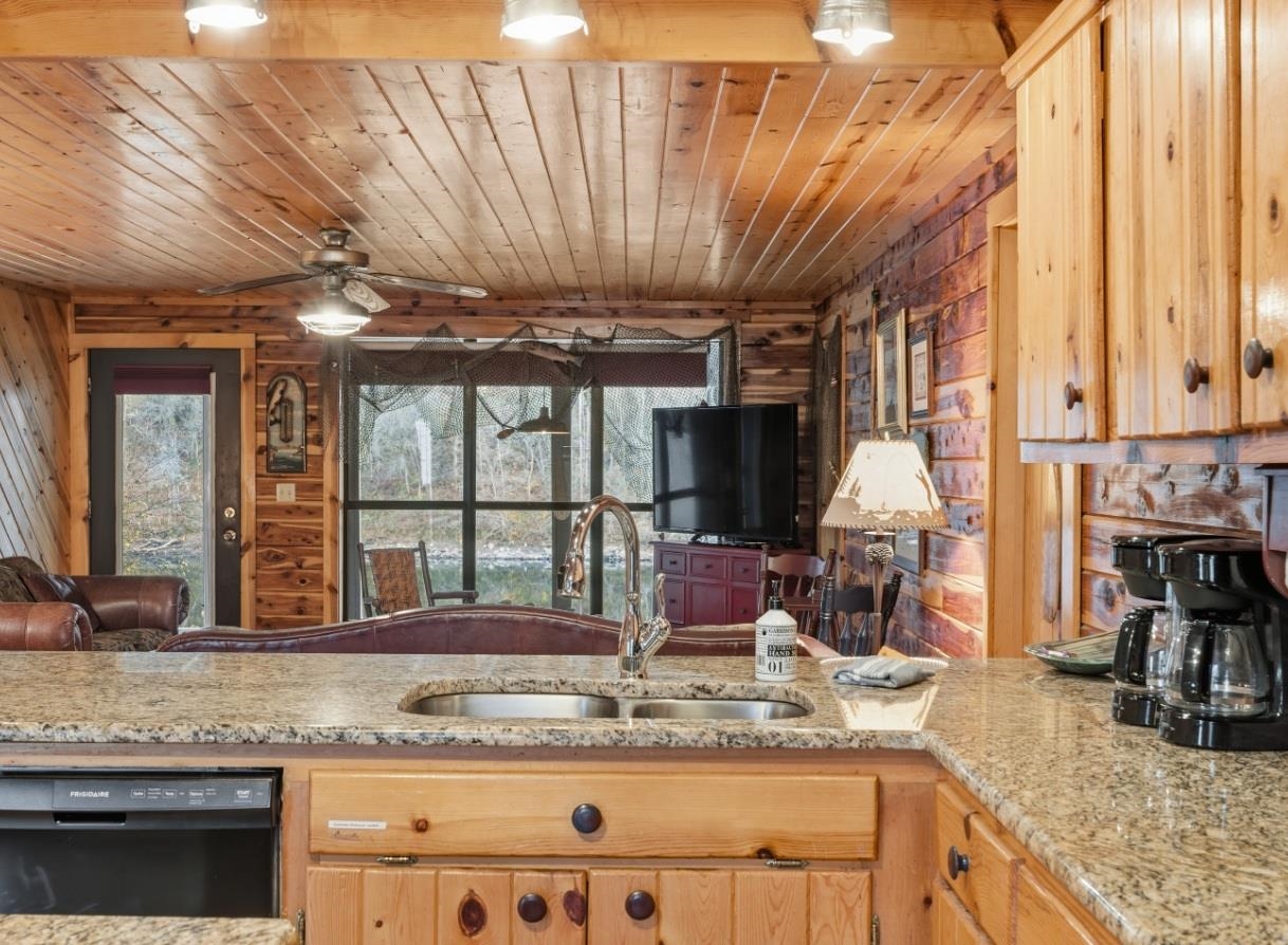 908 S Riverview 832 S Riverview Lane Mountain View, AR