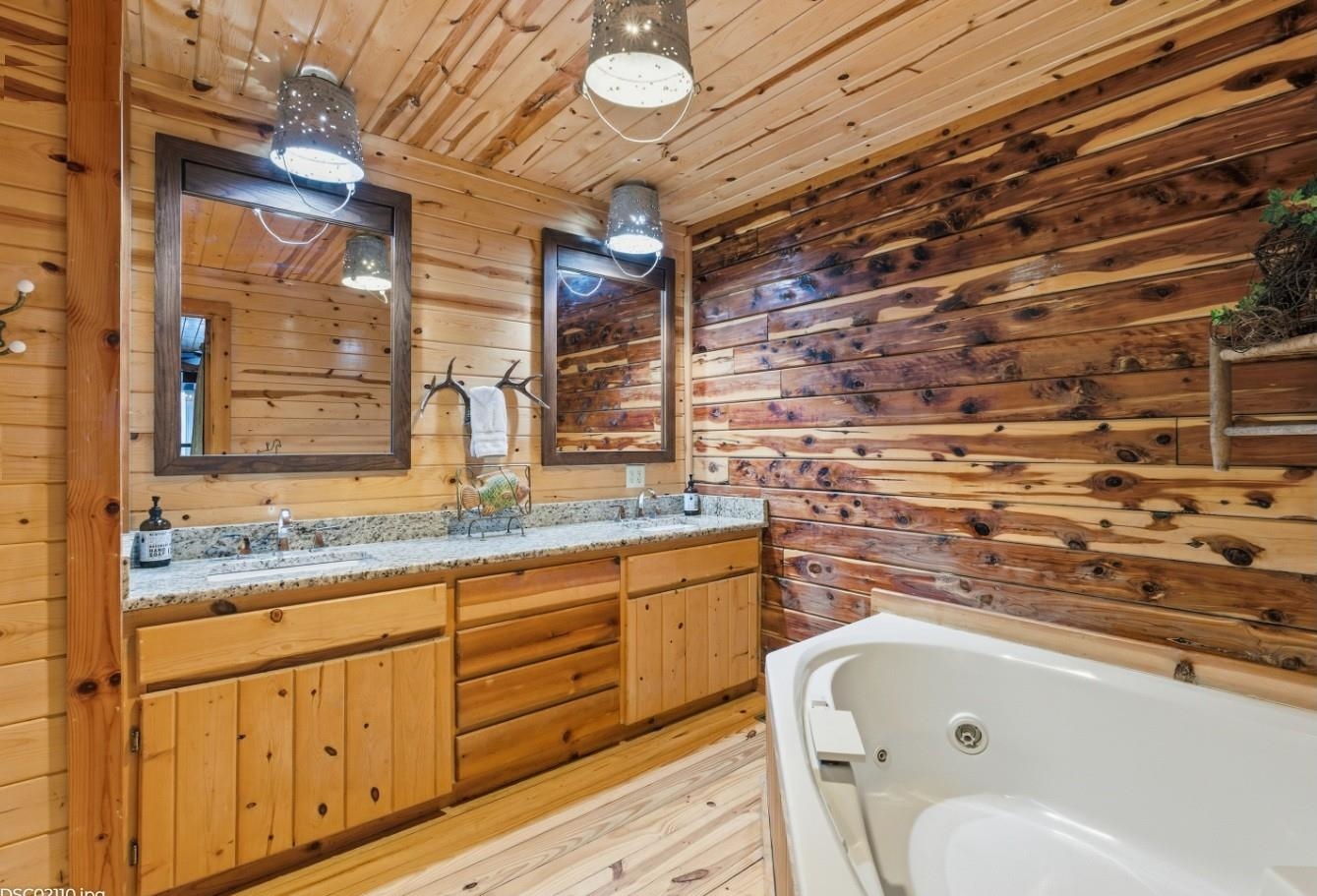 908 S Riverview 832 S Riverview Lane Mountain View, AR