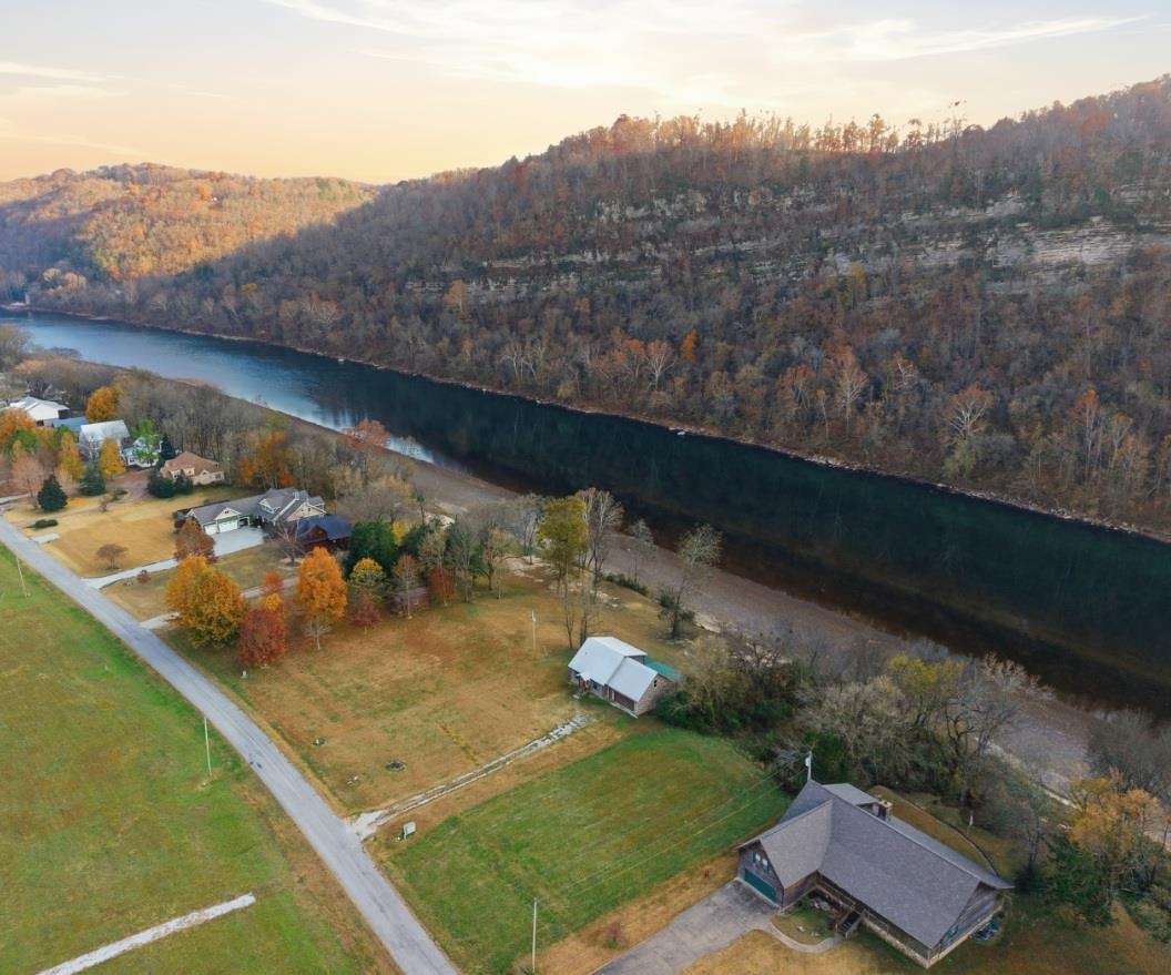 908 S Riverview 832 S Riverview Lane Mountain View, AR