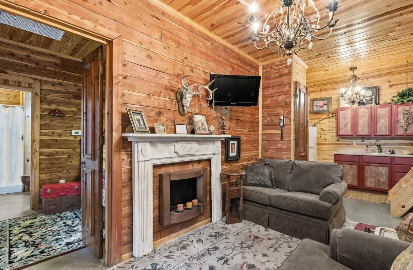 908 S Riverview 832 S Riverview Lane Mountain View, AR