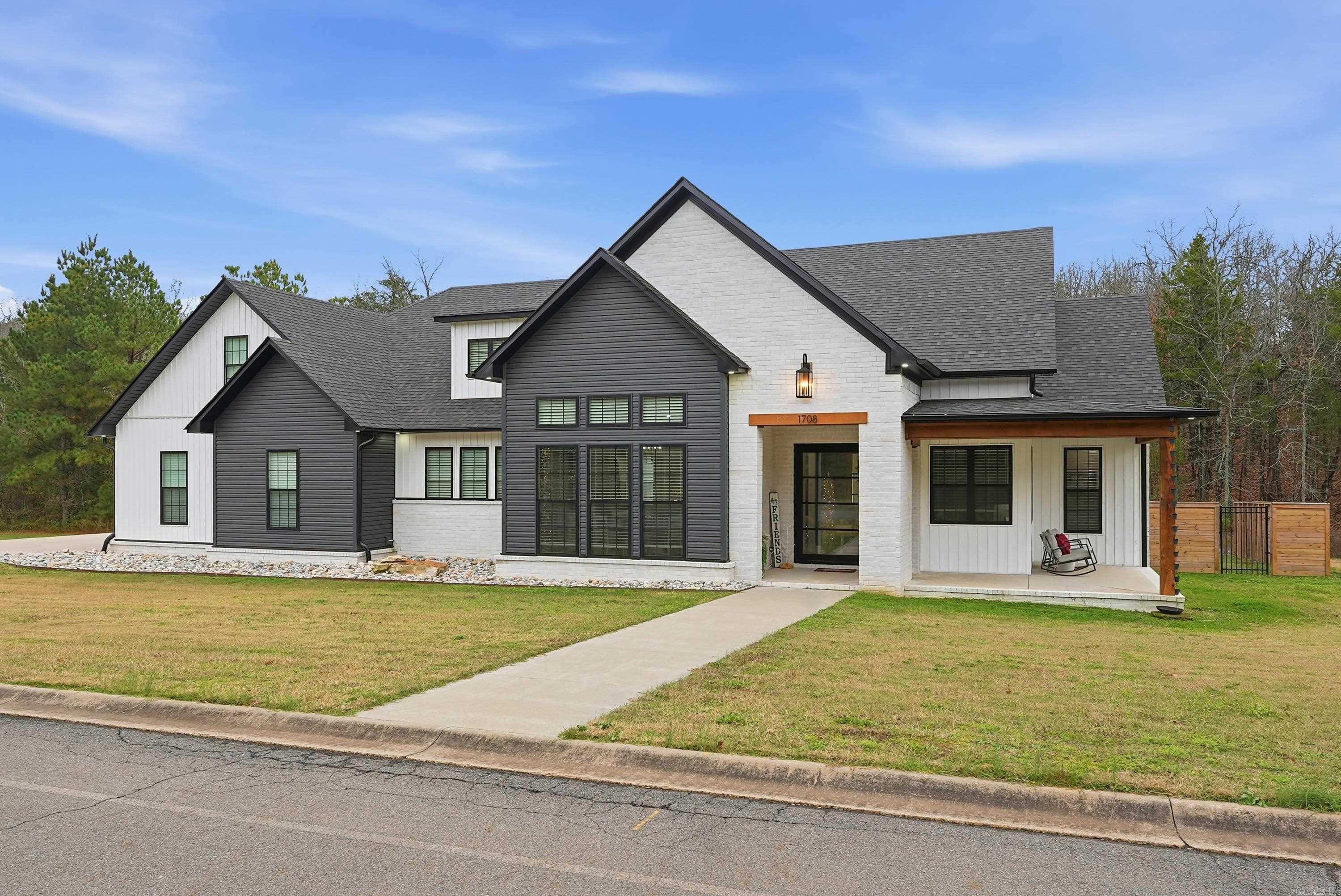 1708 E Holloway St  Morrilton, AR