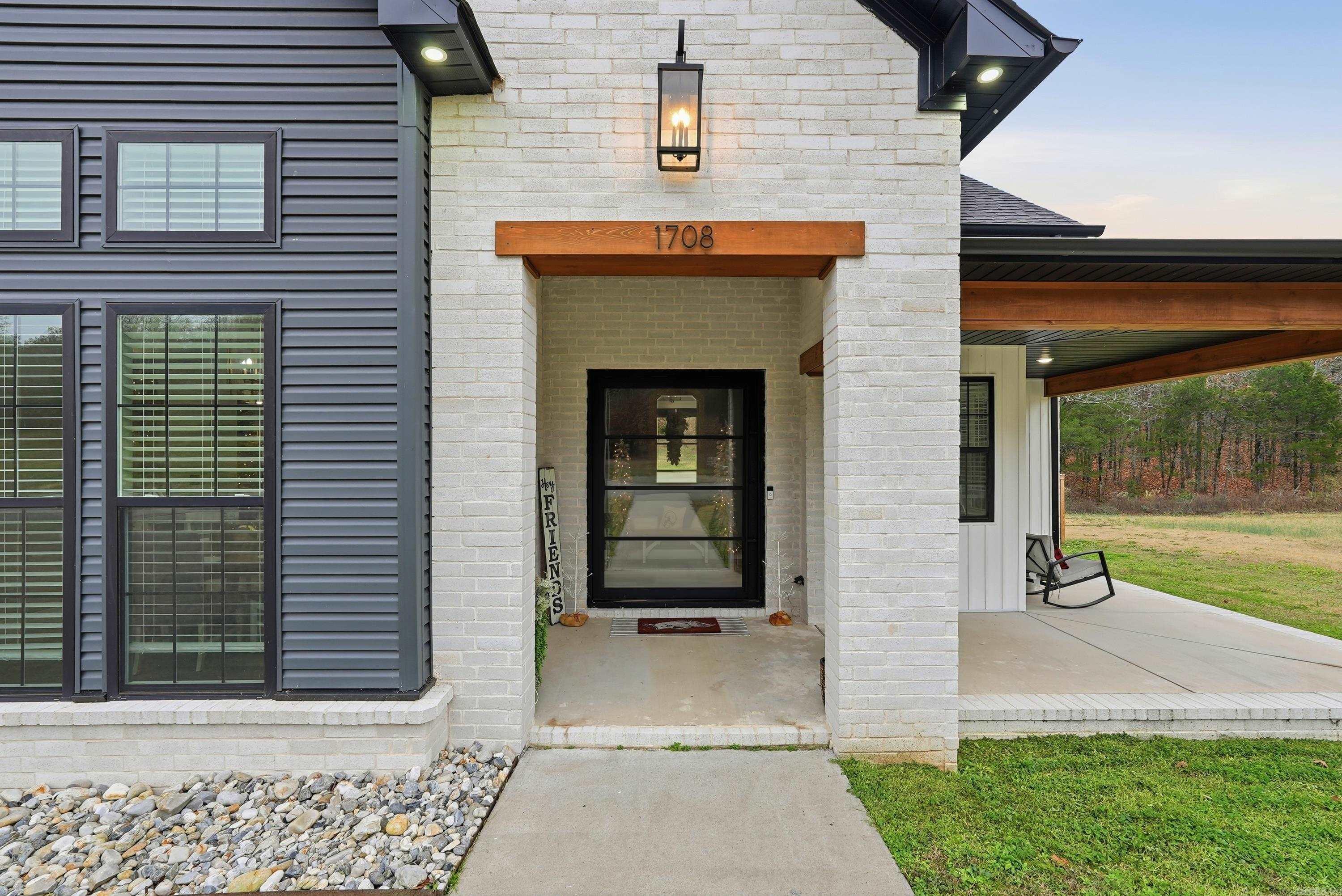 1708 E Holloway St  Morrilton, AR