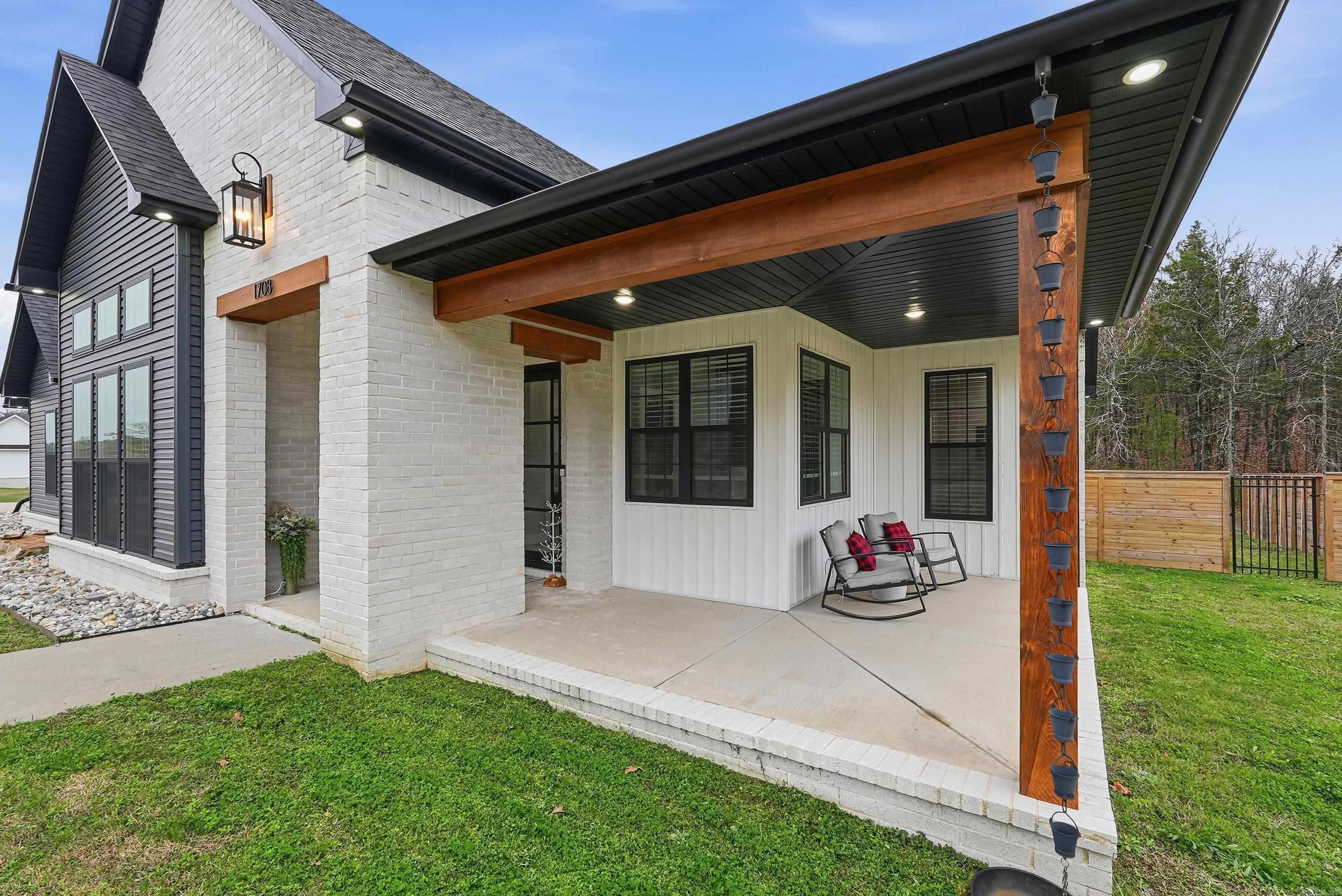 1708 E Holloway St  Morrilton, AR