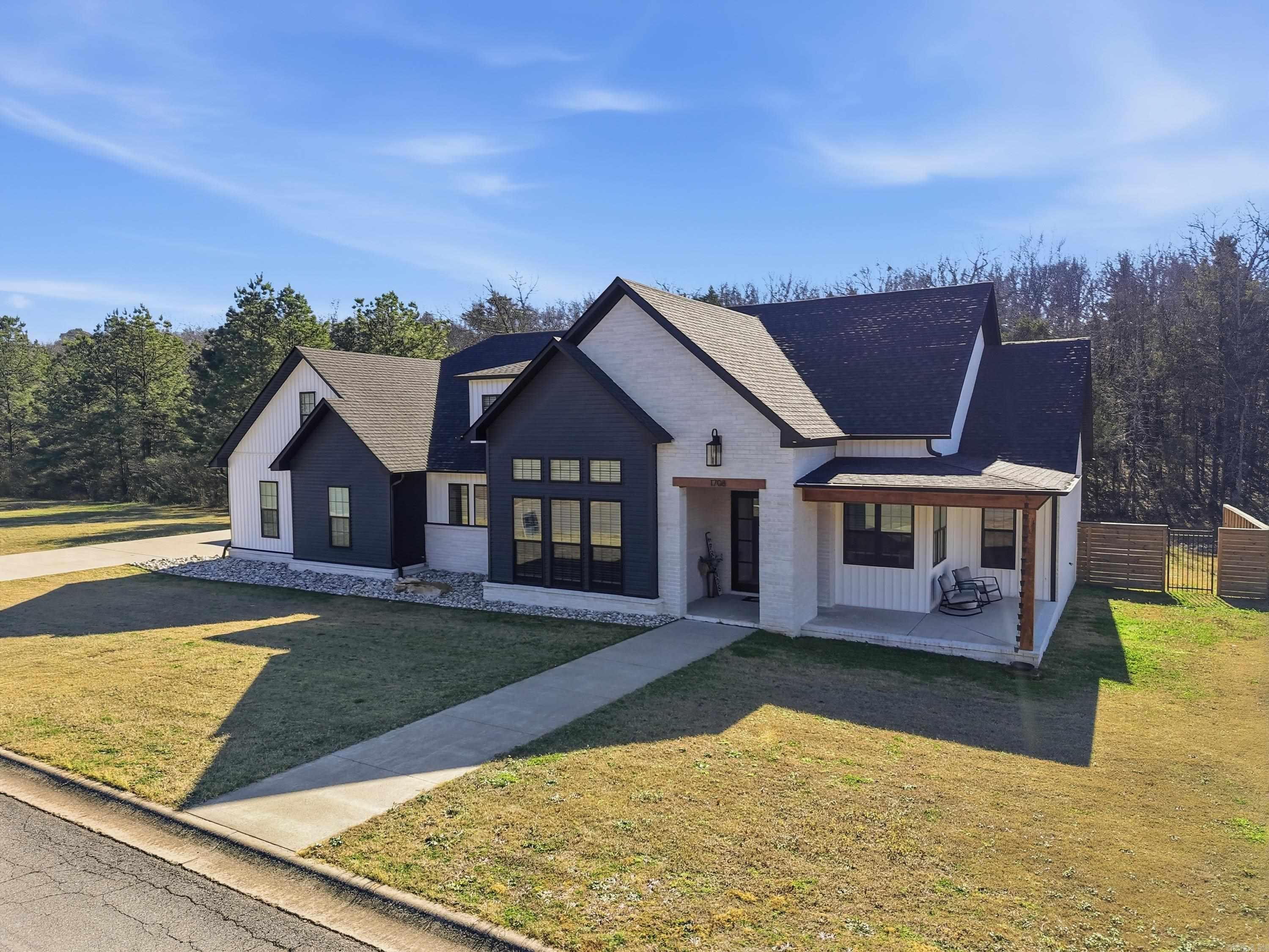 1708 E Holloway St Morrilton, AR 72110