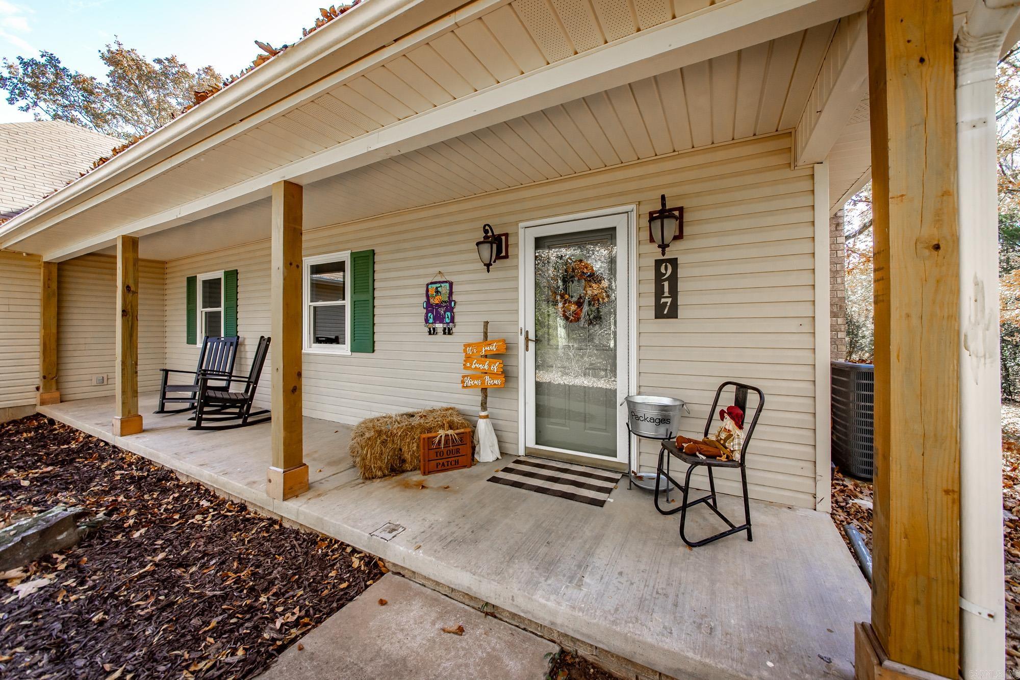 917 Lewisburg  Austin, AR