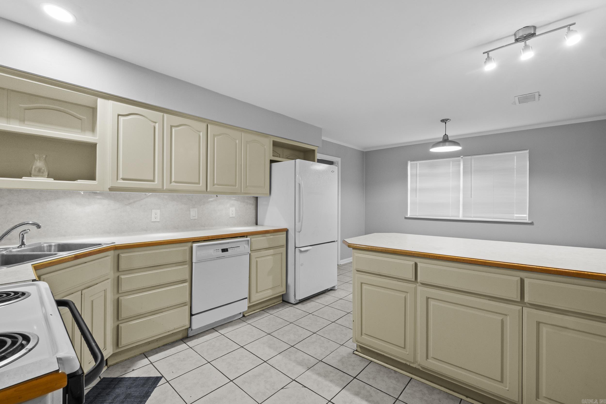 1306 N Lemon/Dewitt Henry  Beebe, AR