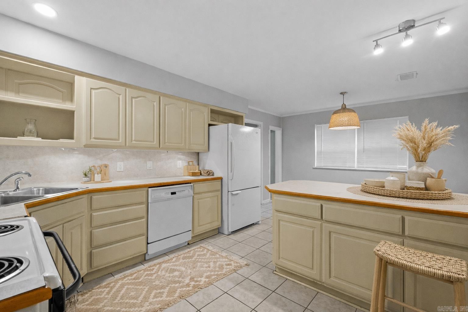 1306 N Lemon/Dewitt Henry  Beebe, AR