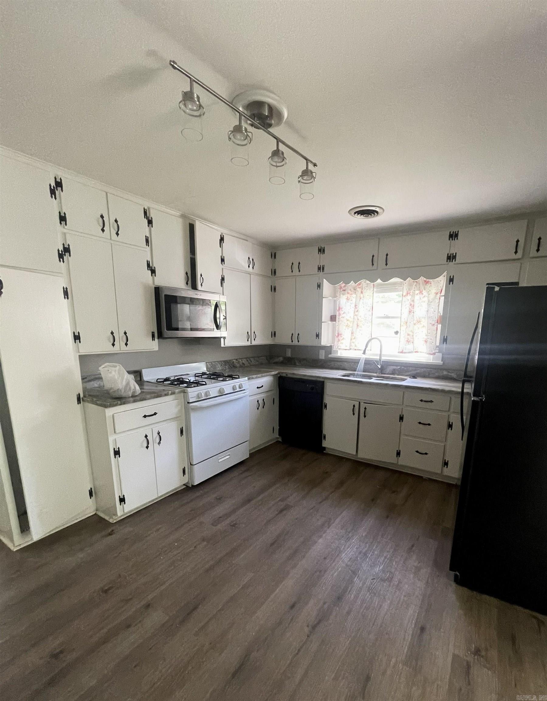 1834 Johnston  Conway, AR