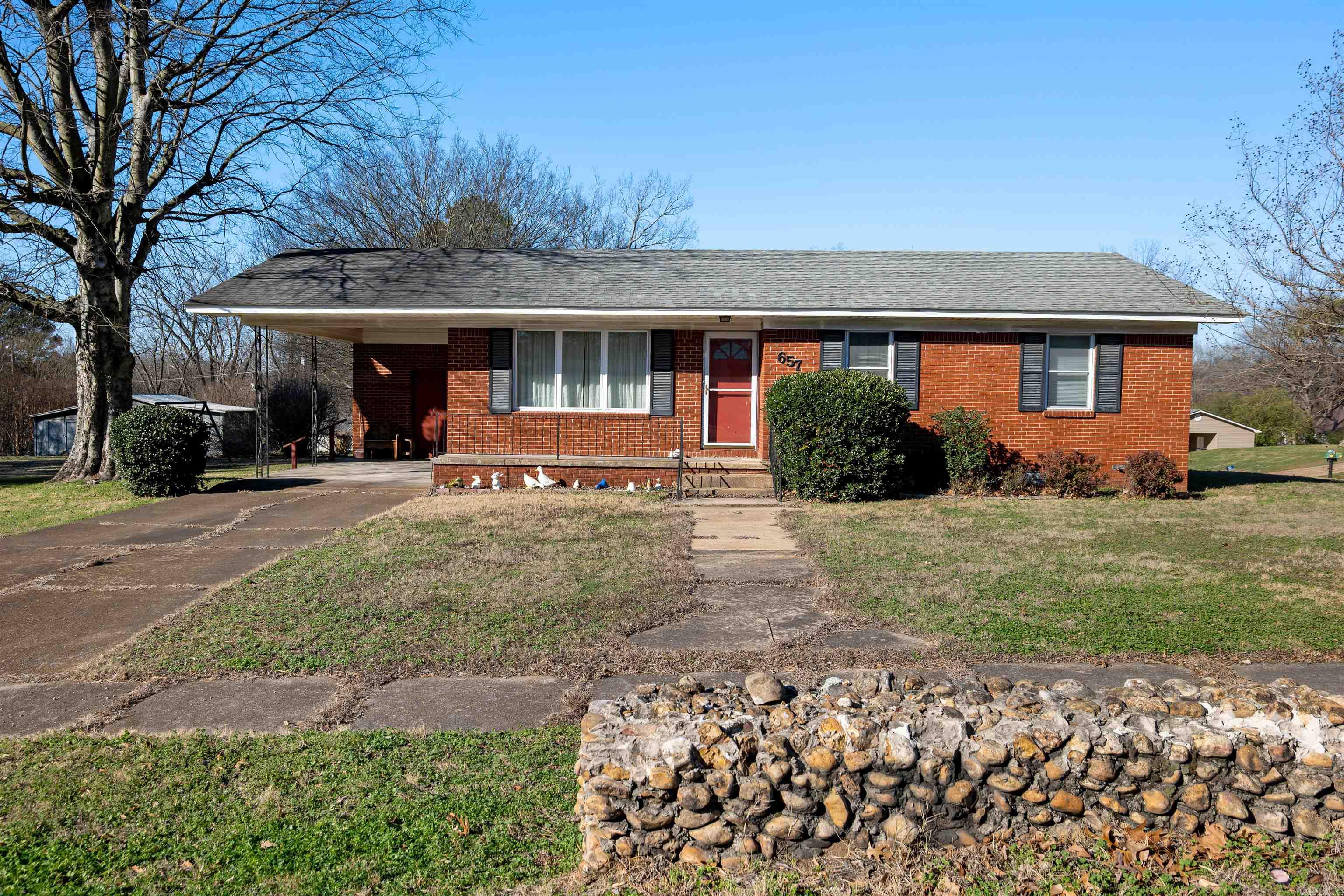 657 N Locust St  Newark, AR