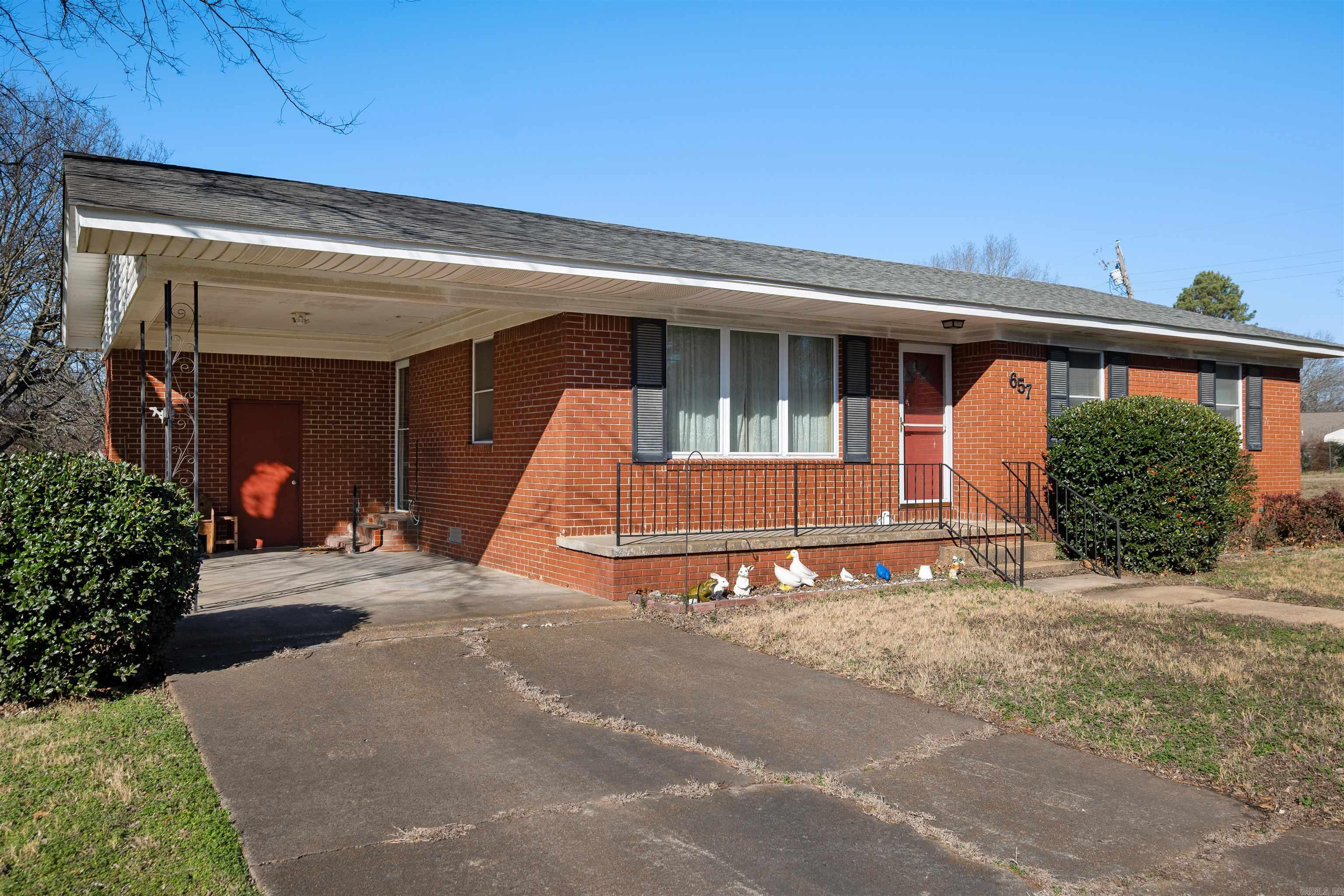 657 N Locust St  Newark, AR