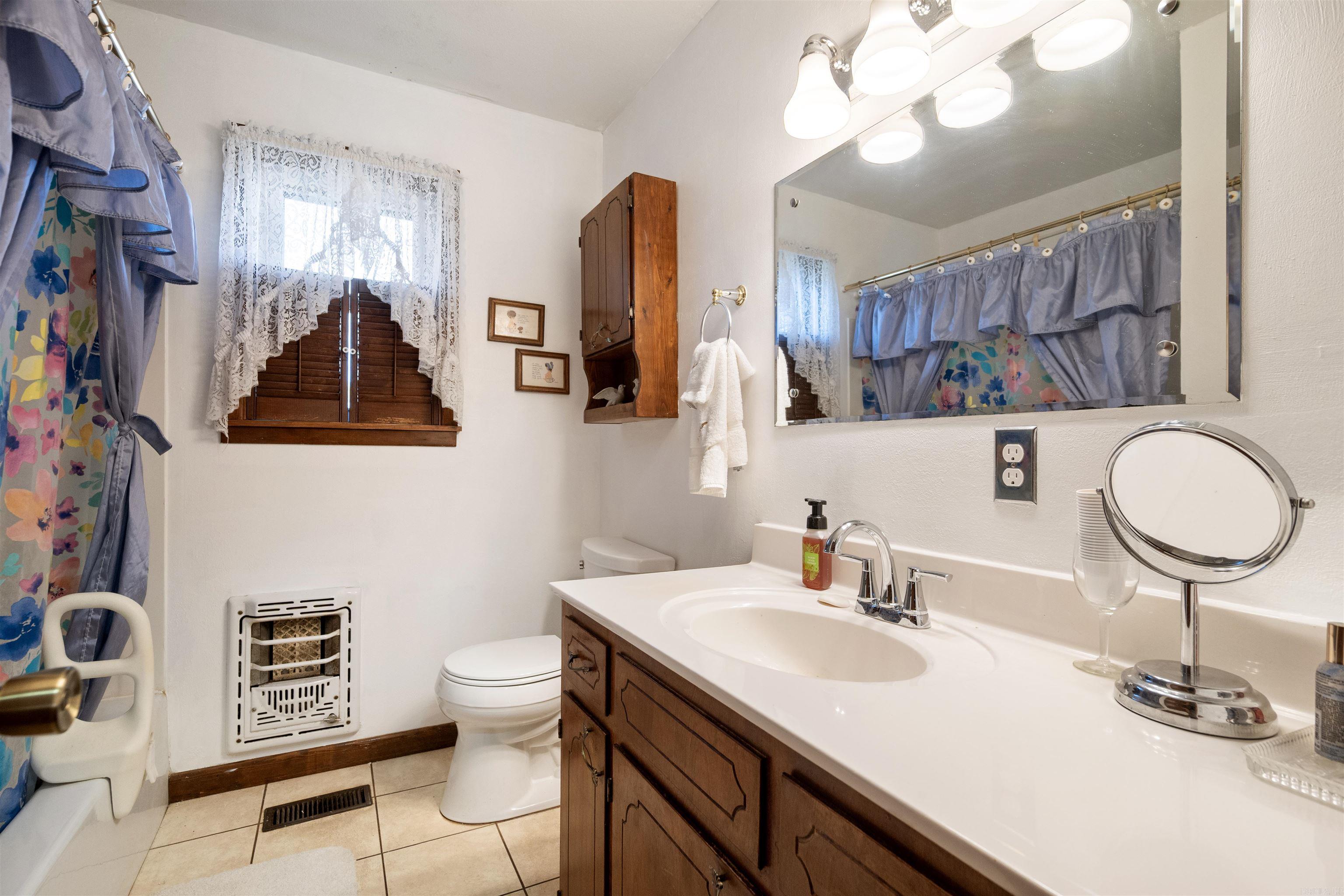 657 N Locust St  Newark, AR