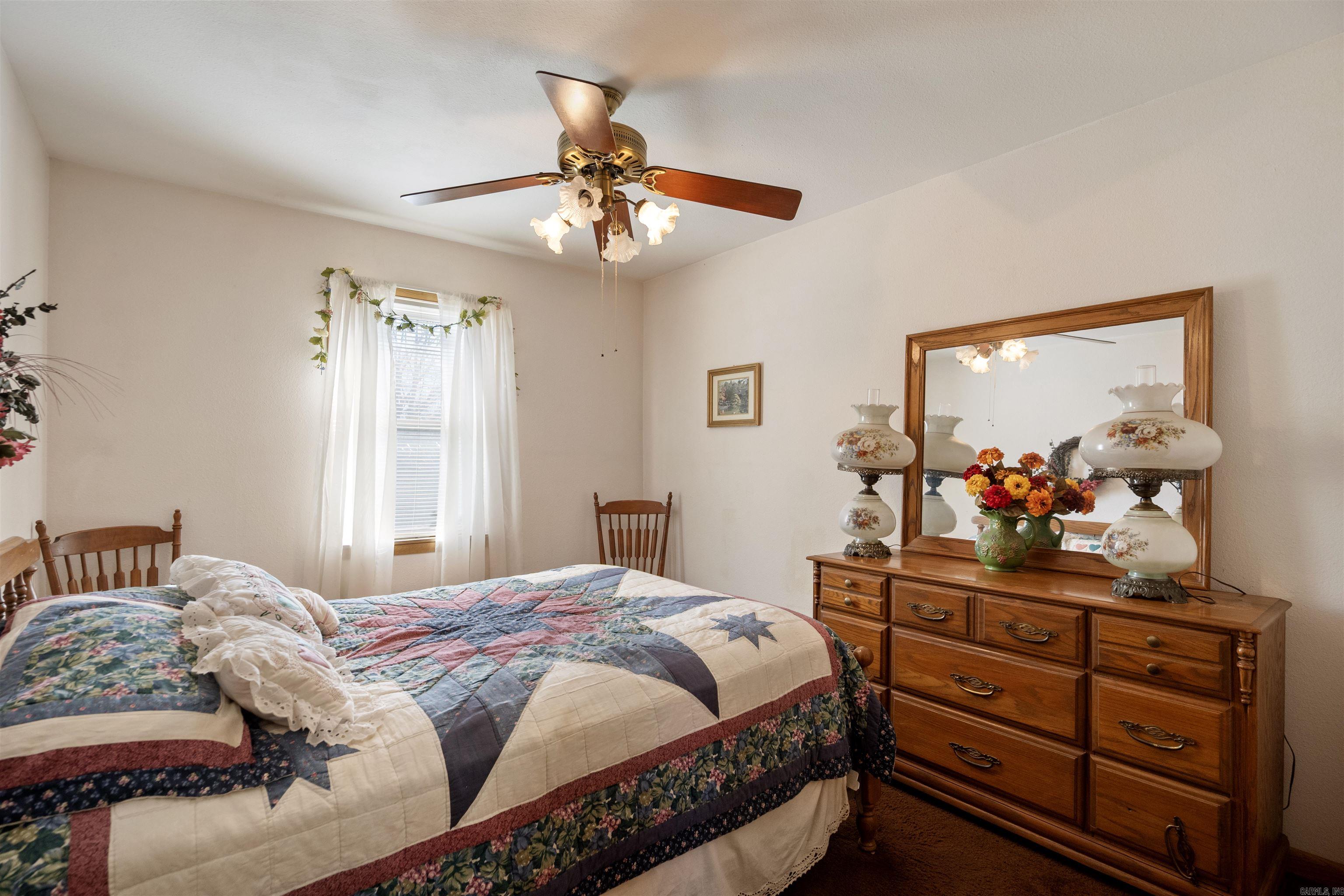 657 N Locust St  Newark, AR