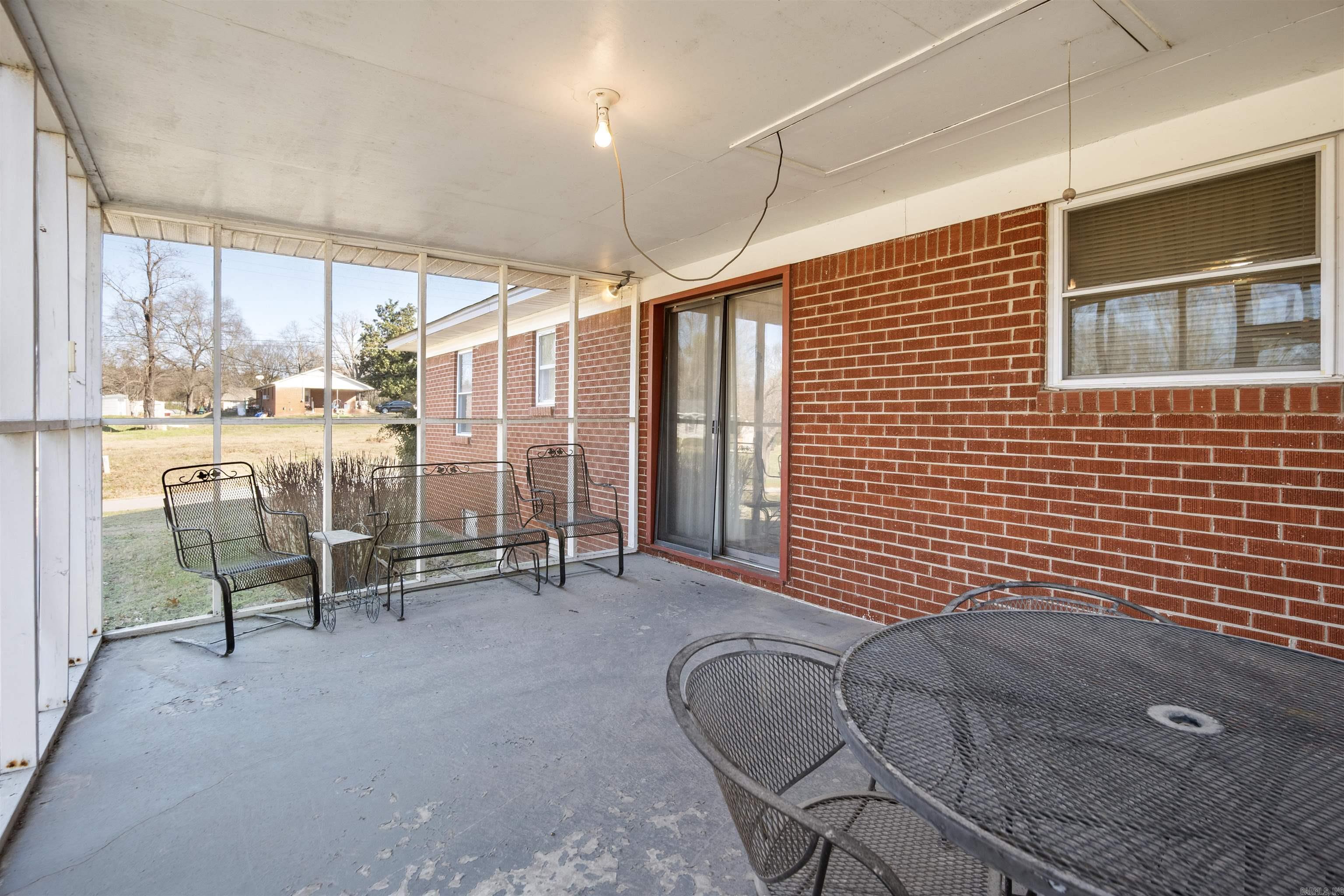 657 N Locust St  Newark, AR