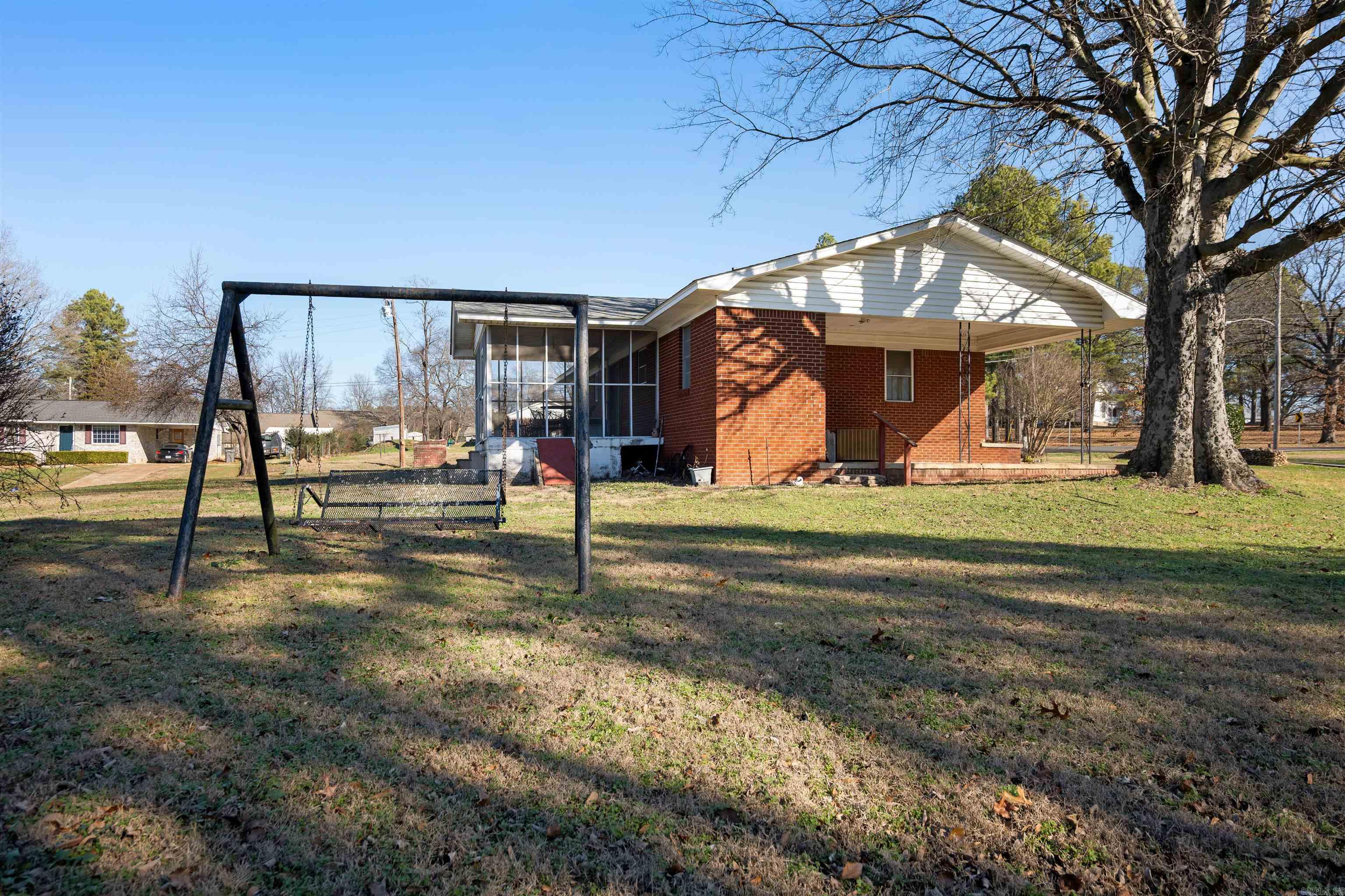 657 N Locust St  Newark, AR