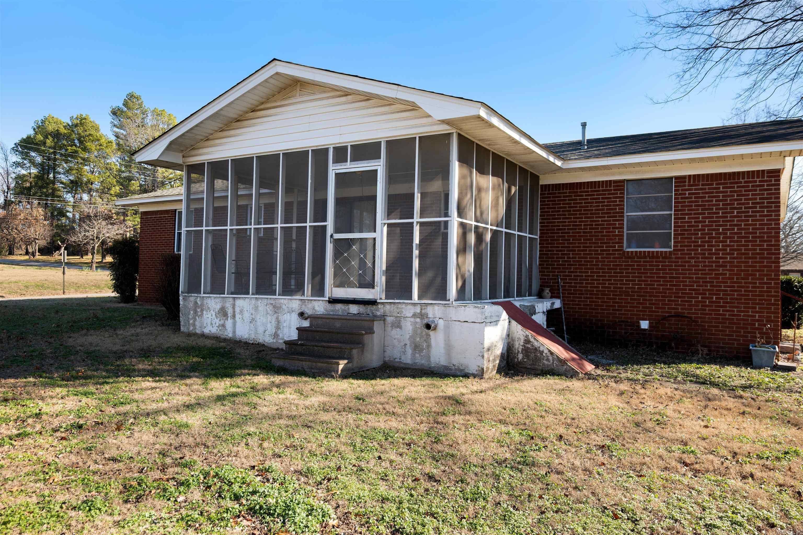 657 N Locust St  Newark, AR