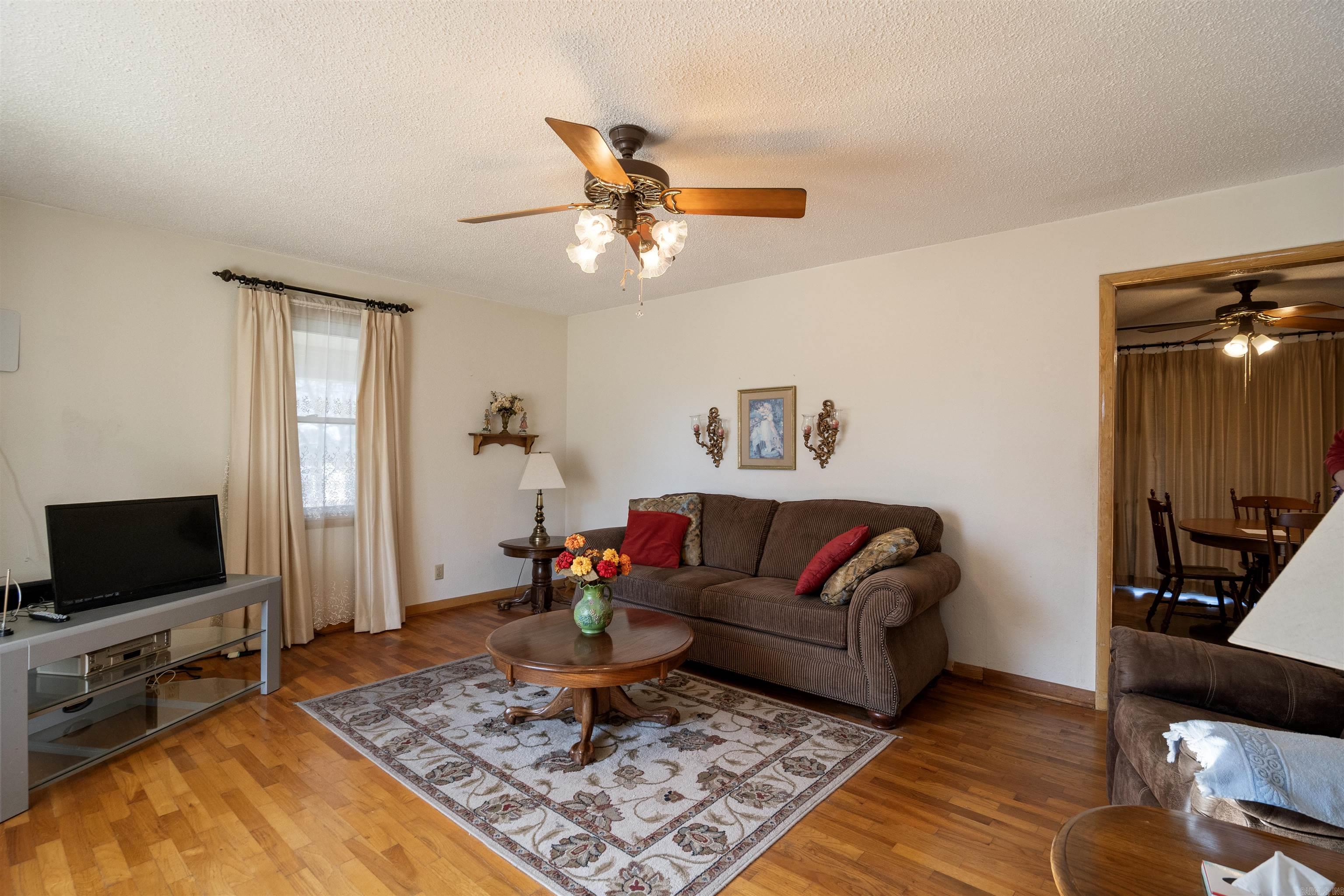 657 N Locust St  Newark, AR