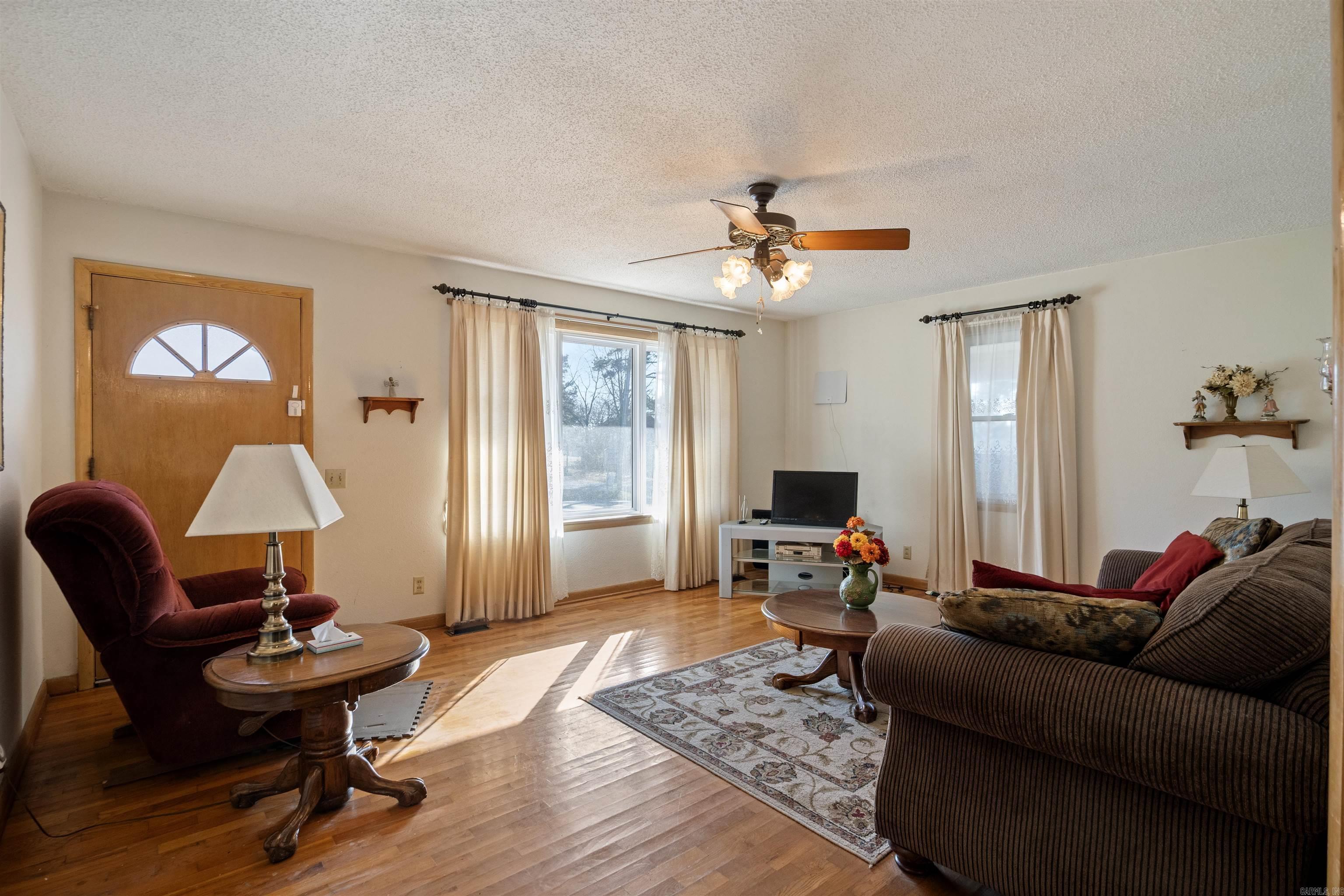 657 N Locust St  Newark, AR