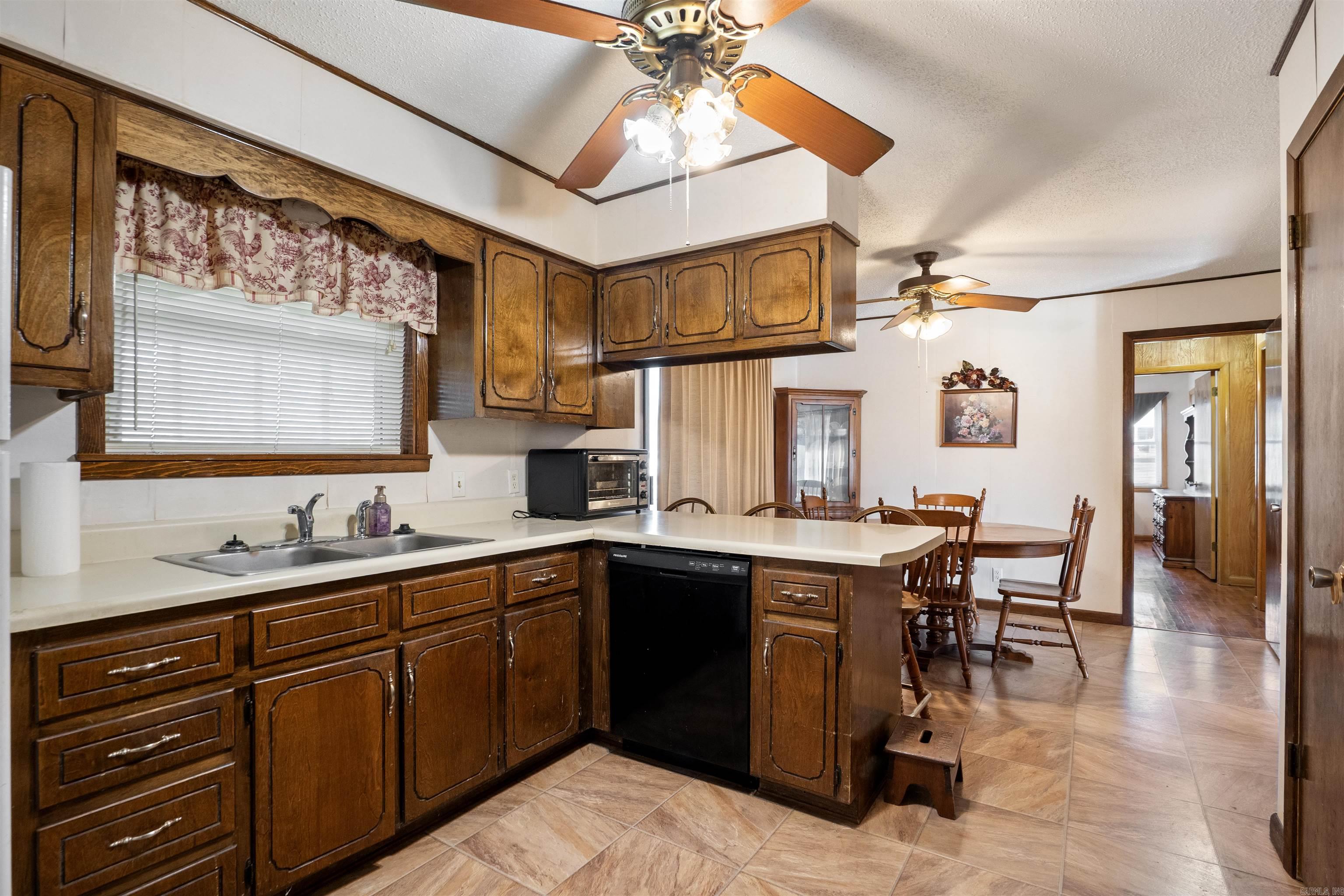 657 N Locust St  Newark, AR