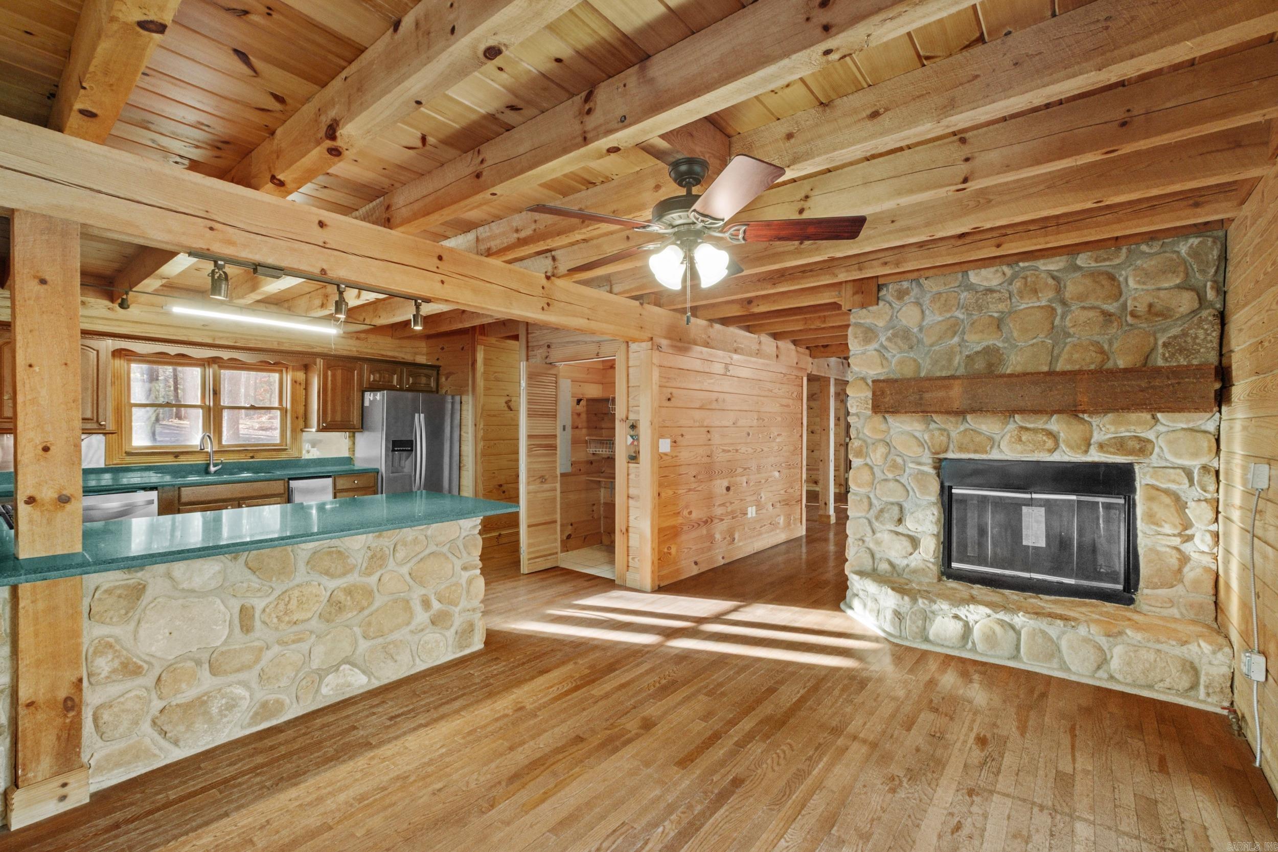 35 Sunshine Point Greers Ferry, AR 72067