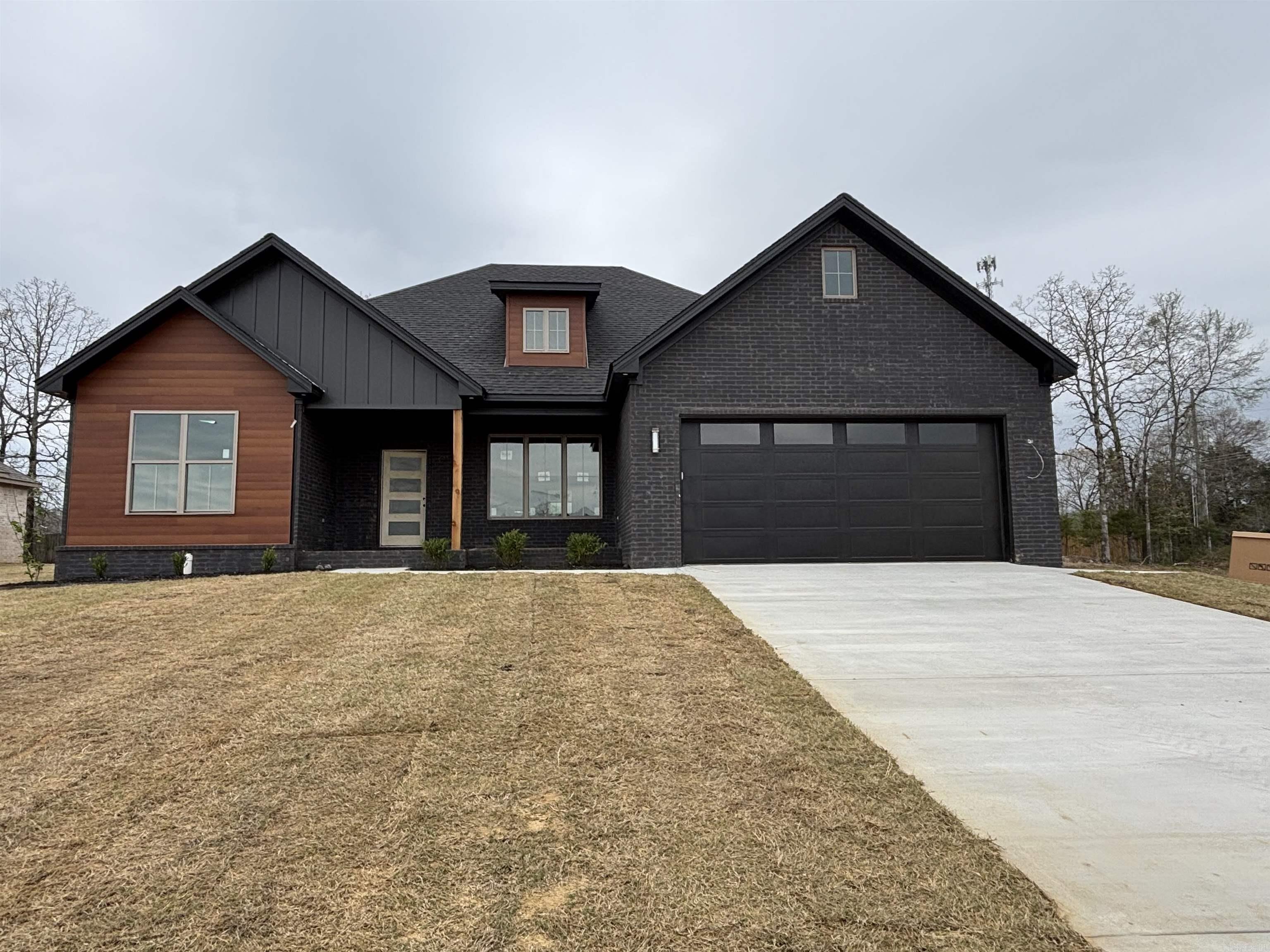 744 Grand Valley Loop