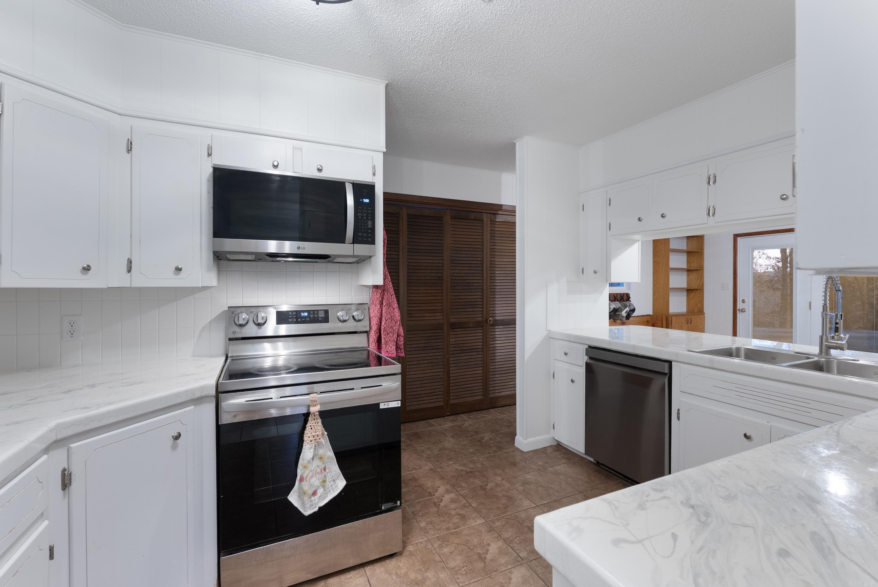 341 Douglas  Clinton, AR