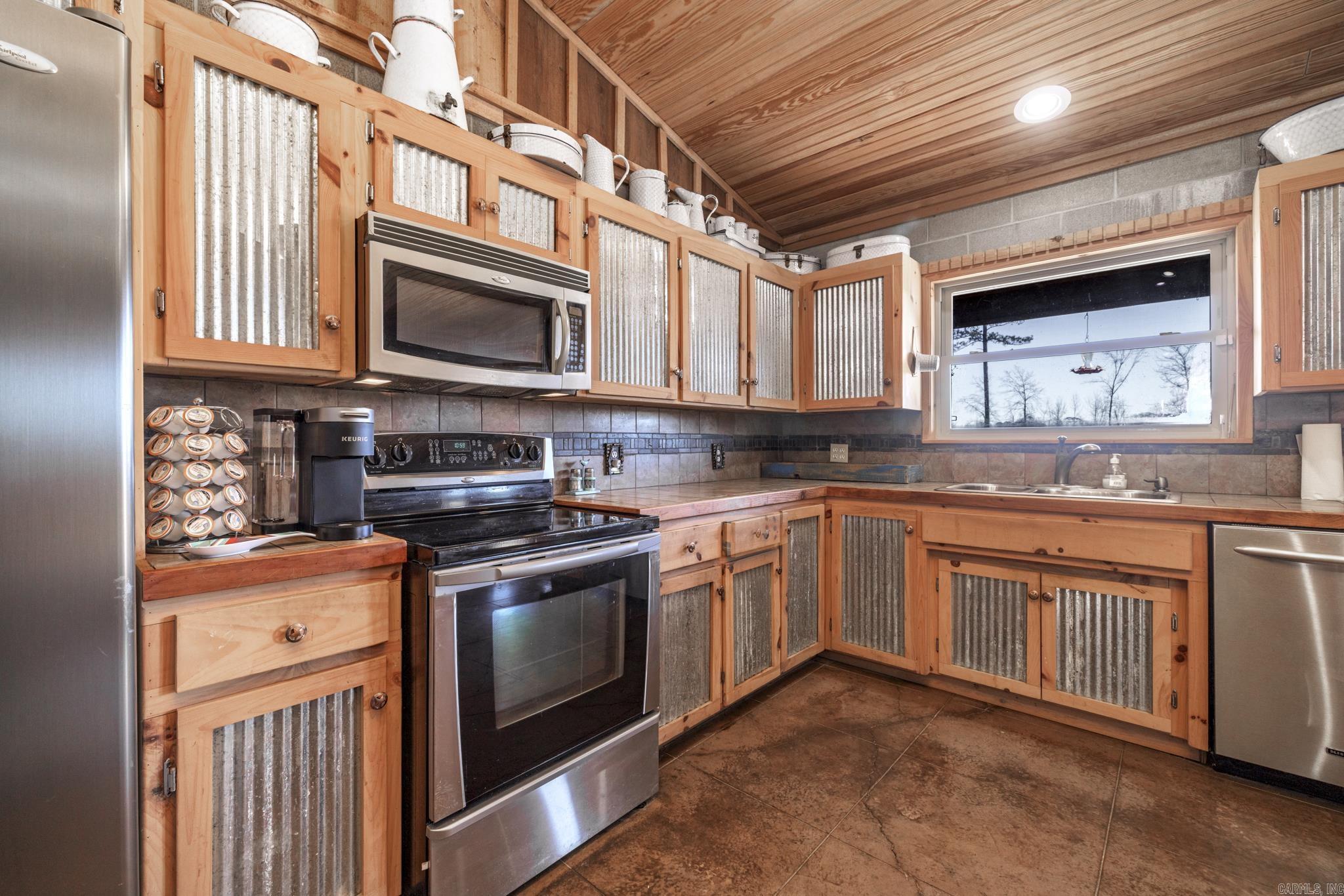 100 Lake  Donaldson, AR