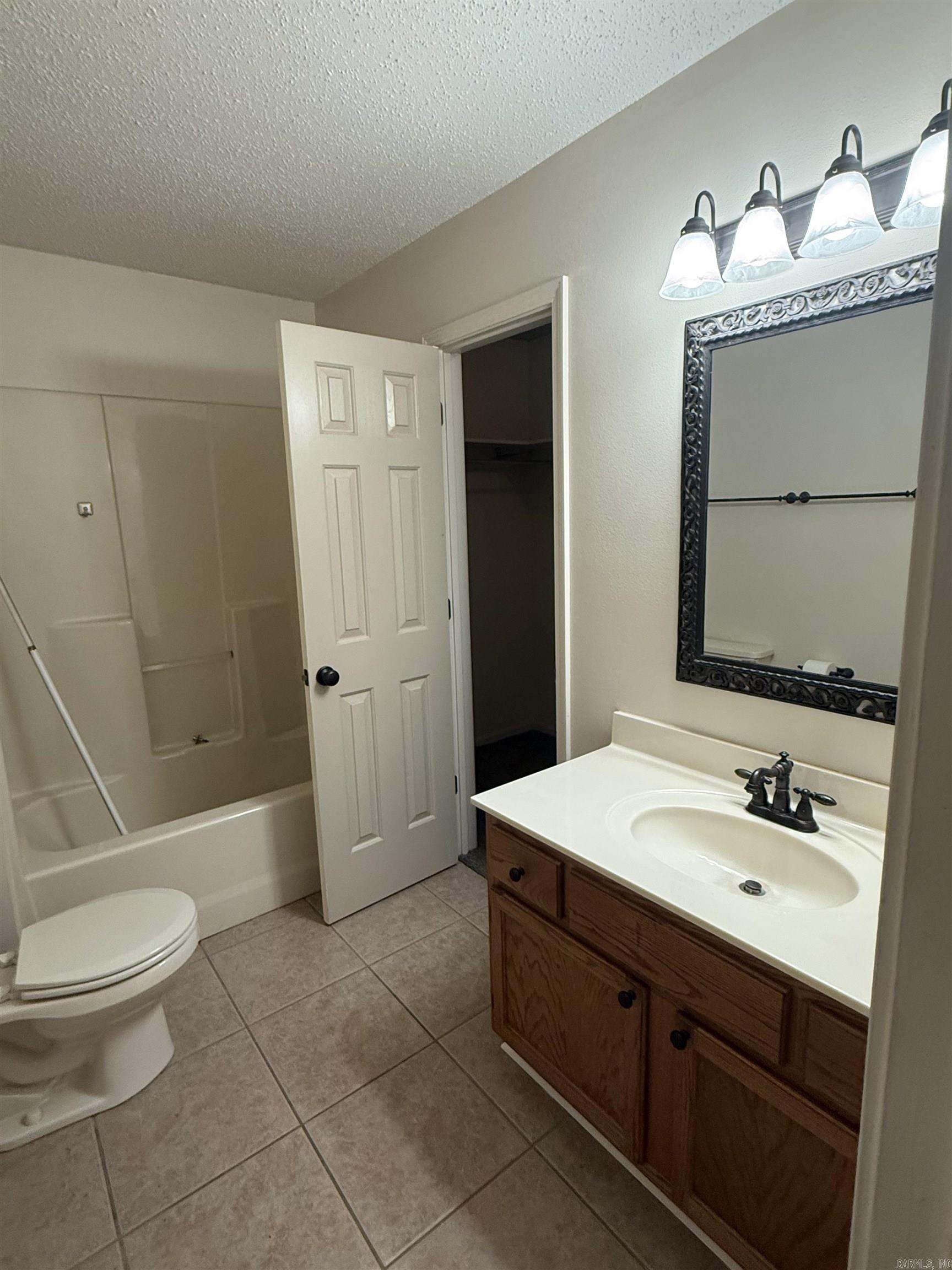 2102 Jonathan  Searcy, AR