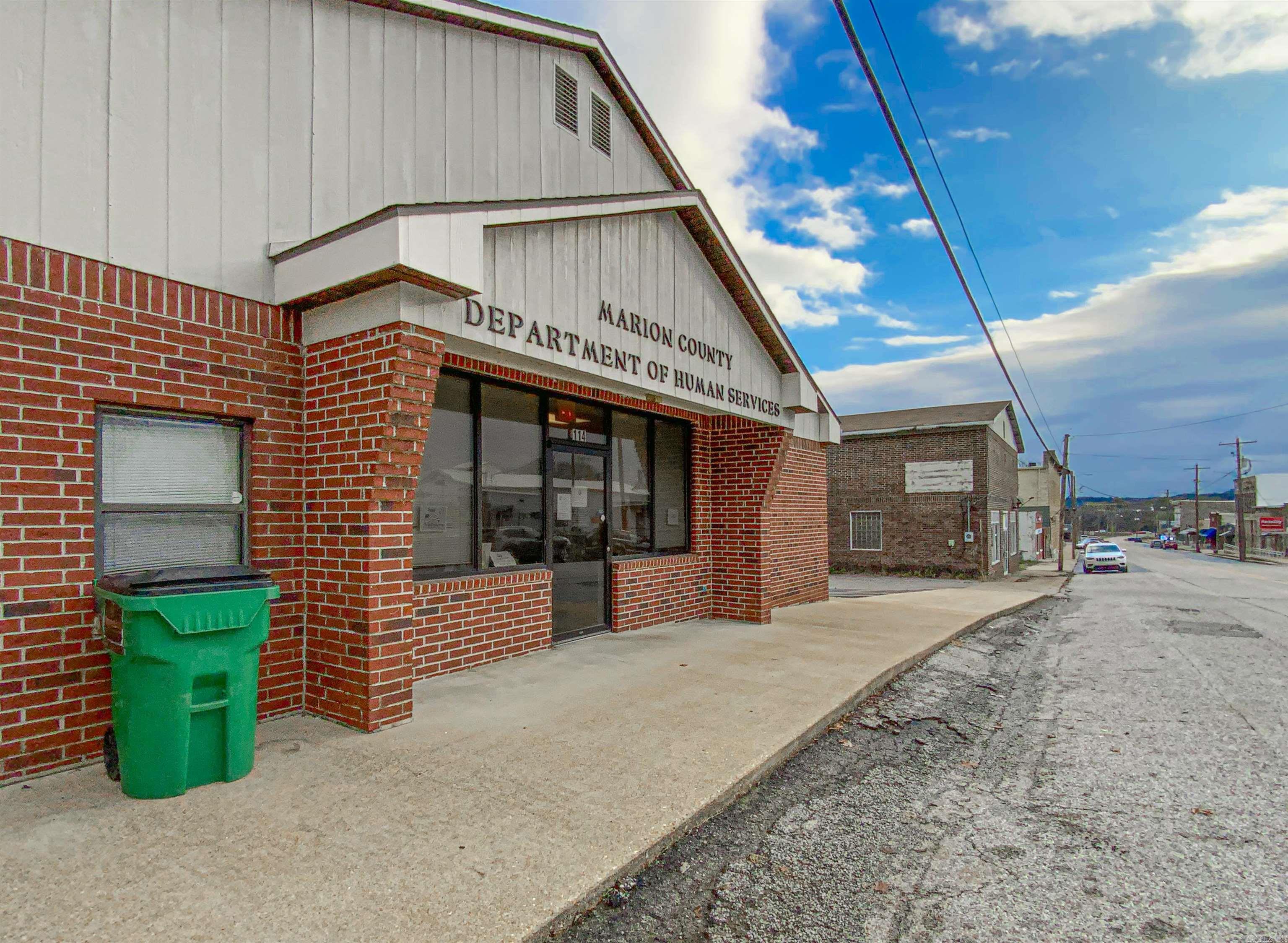 114 E Old Main  Yellville, AR