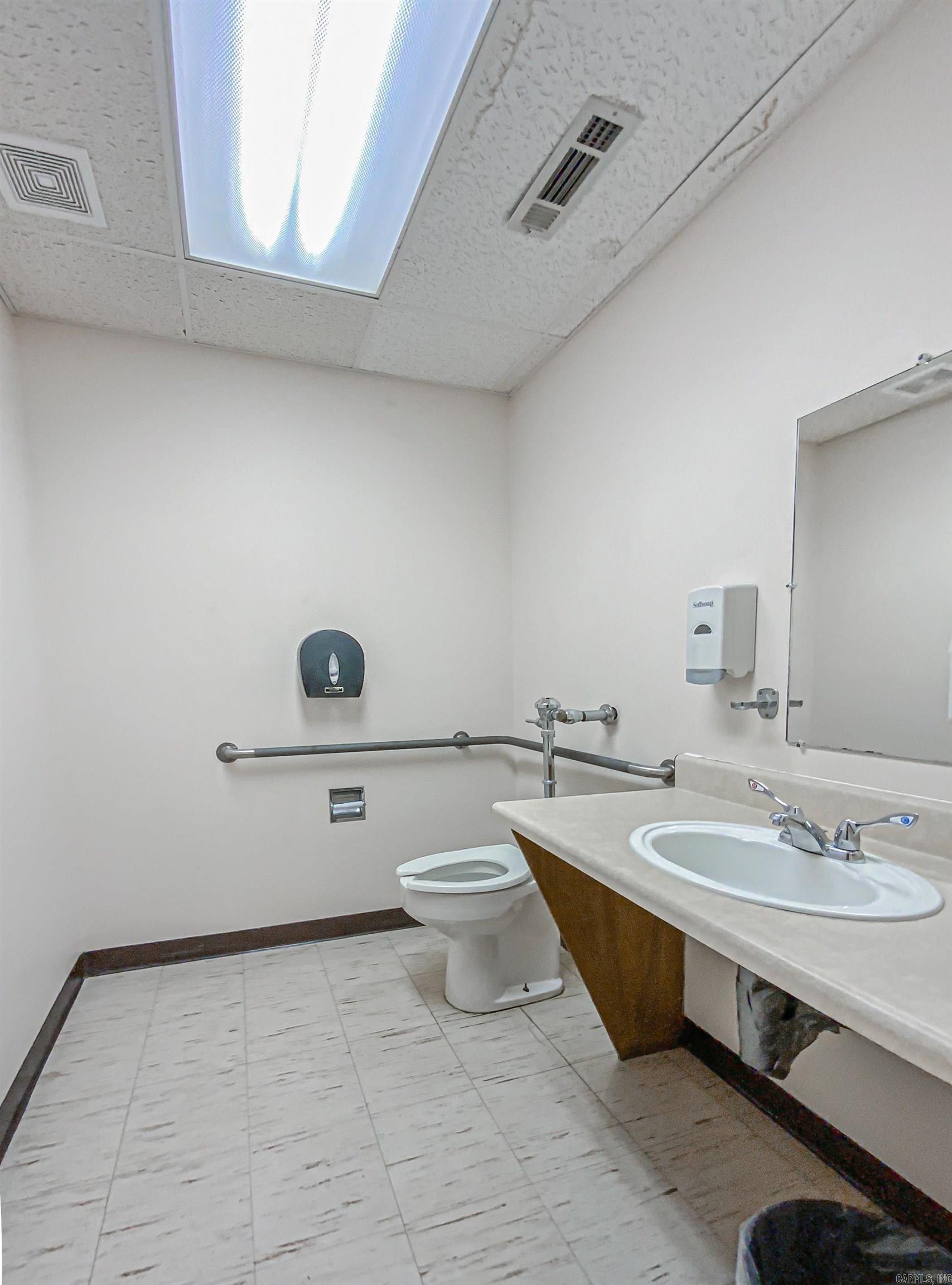 114 E Old Main  Yellville, AR