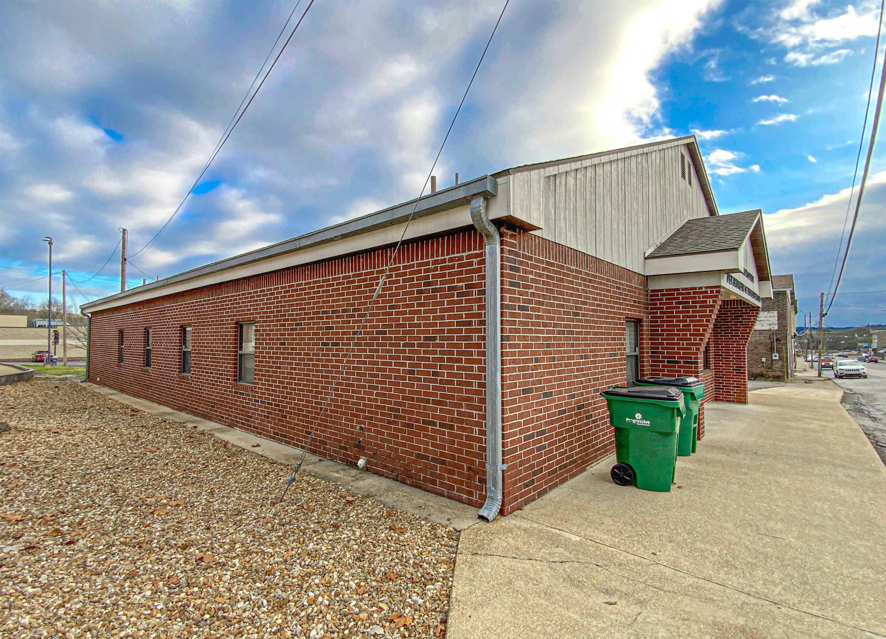 114 E Old Main  Yellville, AR