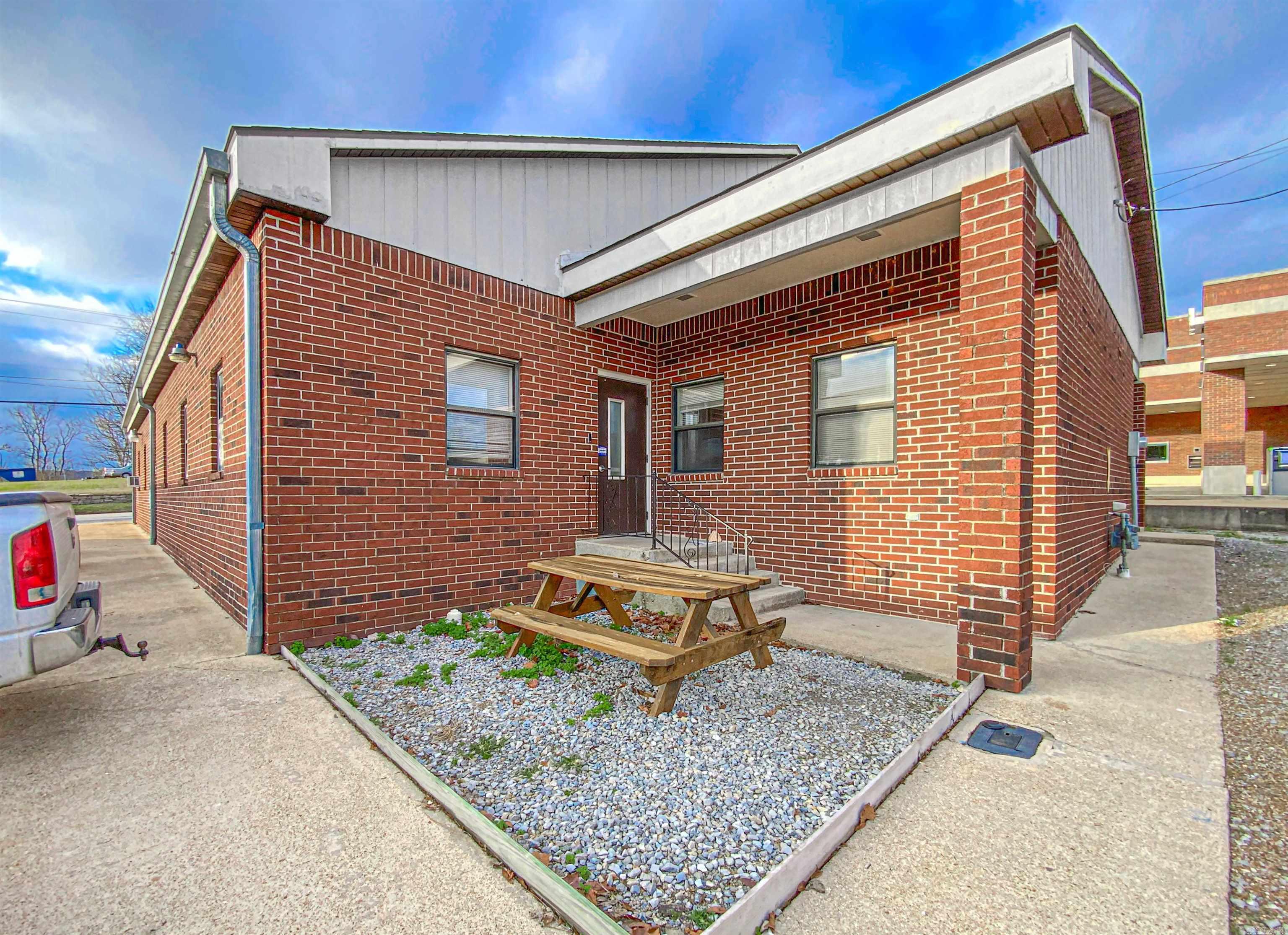 114 E Old Main  Yellville, AR