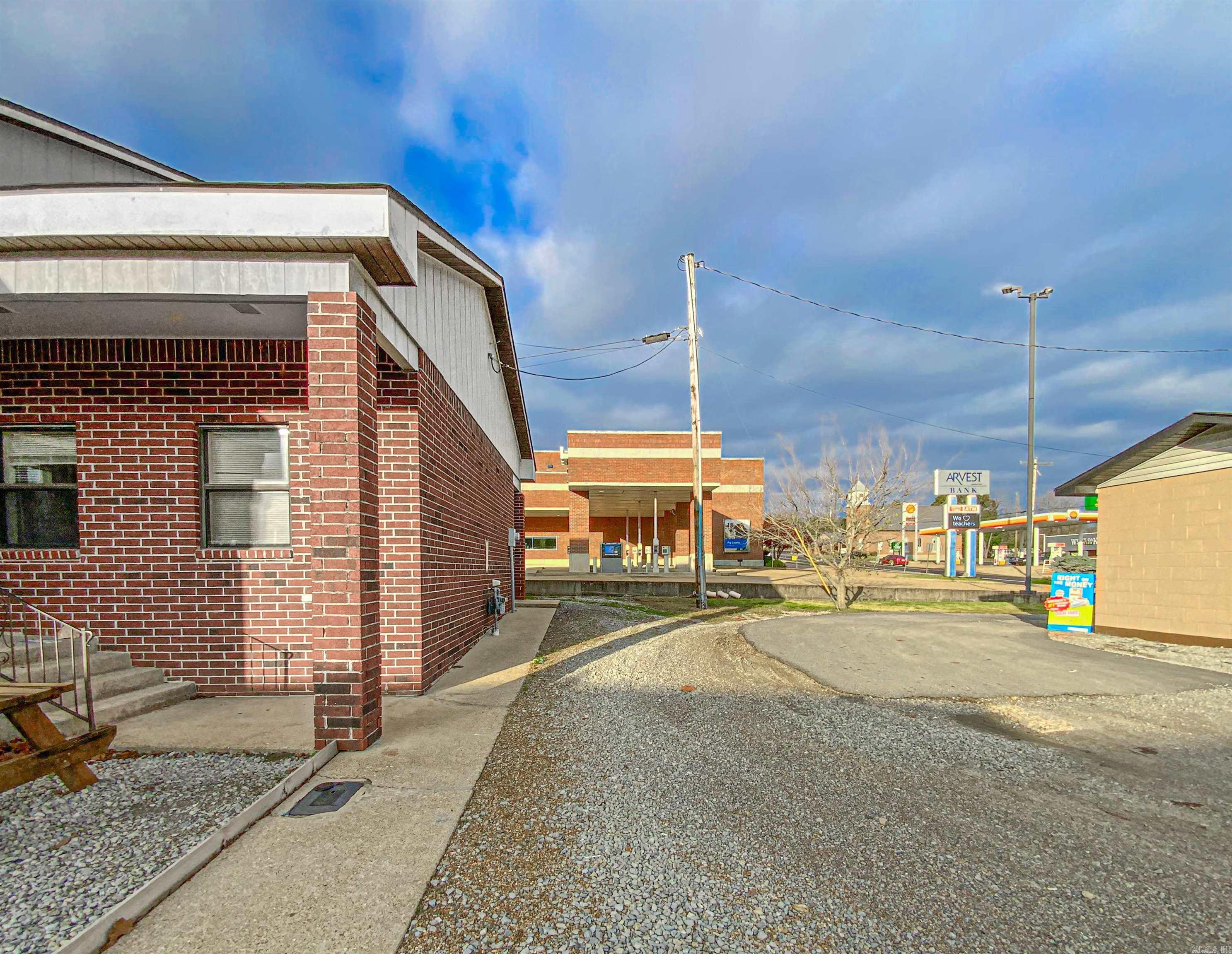 114 E Old Main  Yellville, AR