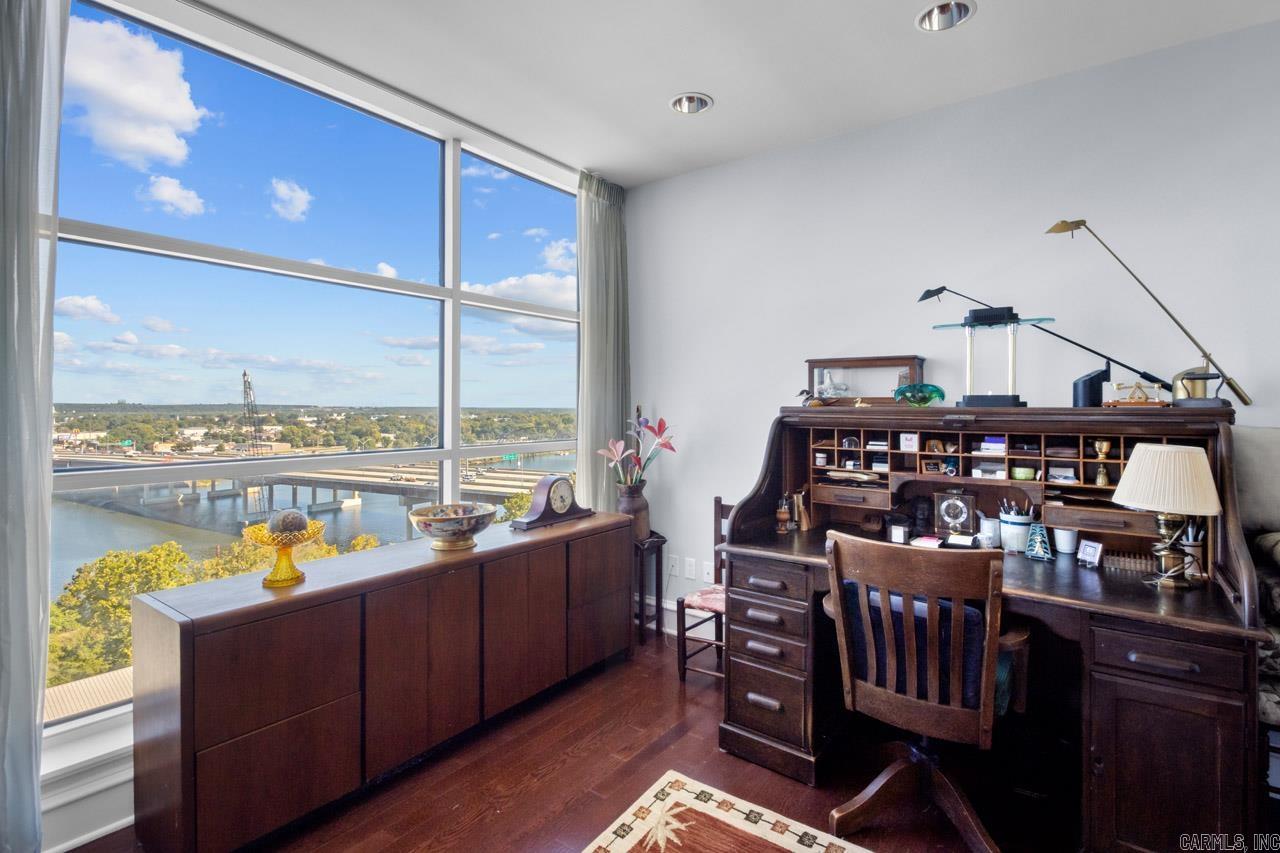 521 President Clinton  #1206  Little Rock, AR