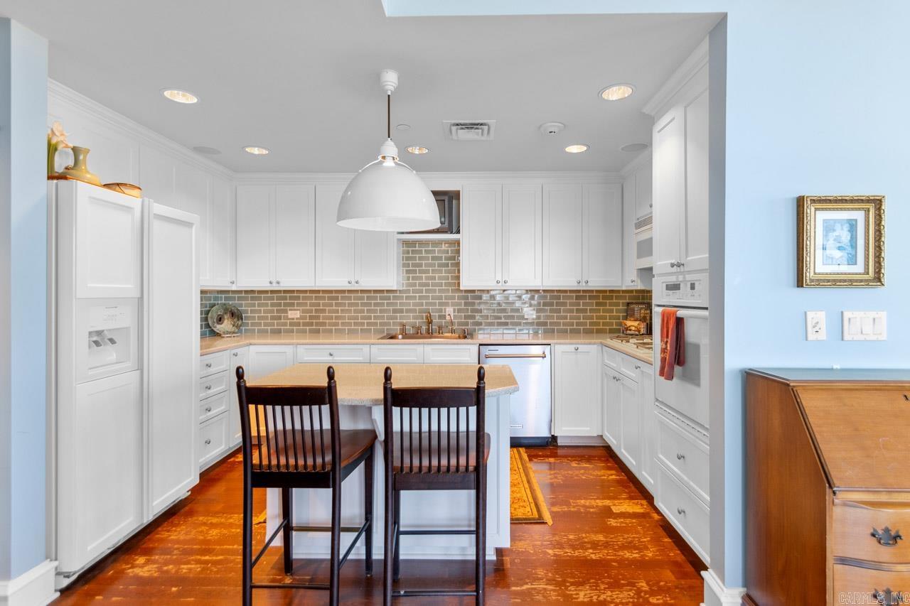 521 President Clinton  #1206  Little Rock, AR