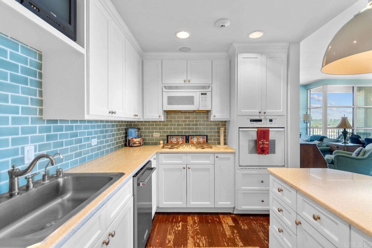 521 President Clinton  #1206  Little Rock, AR