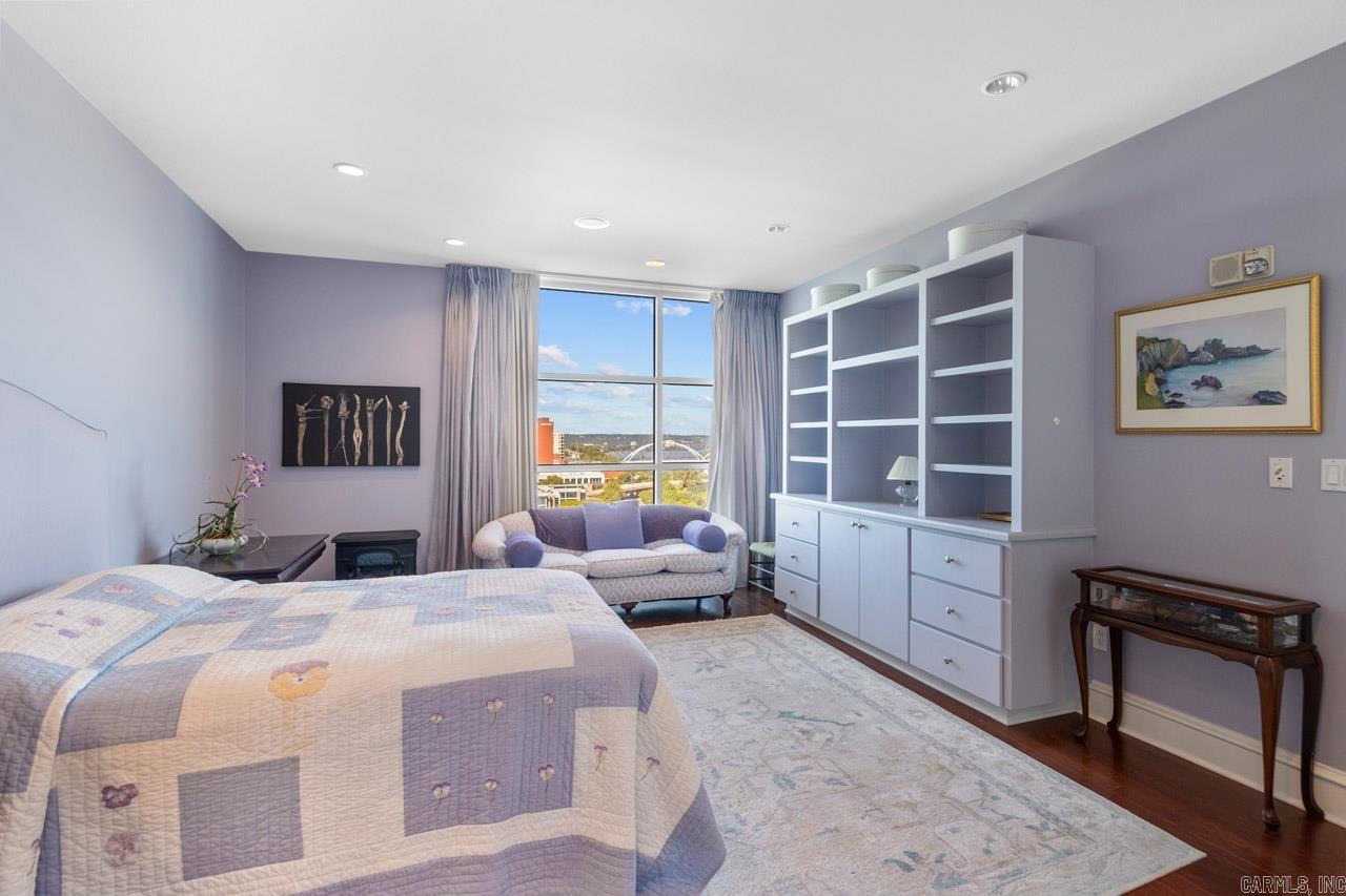 521 President Clinton  #1206  Little Rock, AR