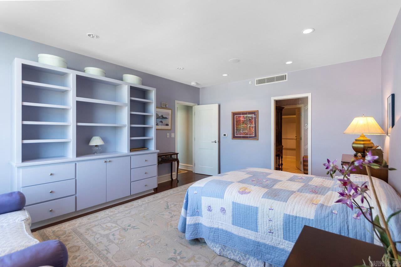 521 President Clinton  #1206  Little Rock, AR