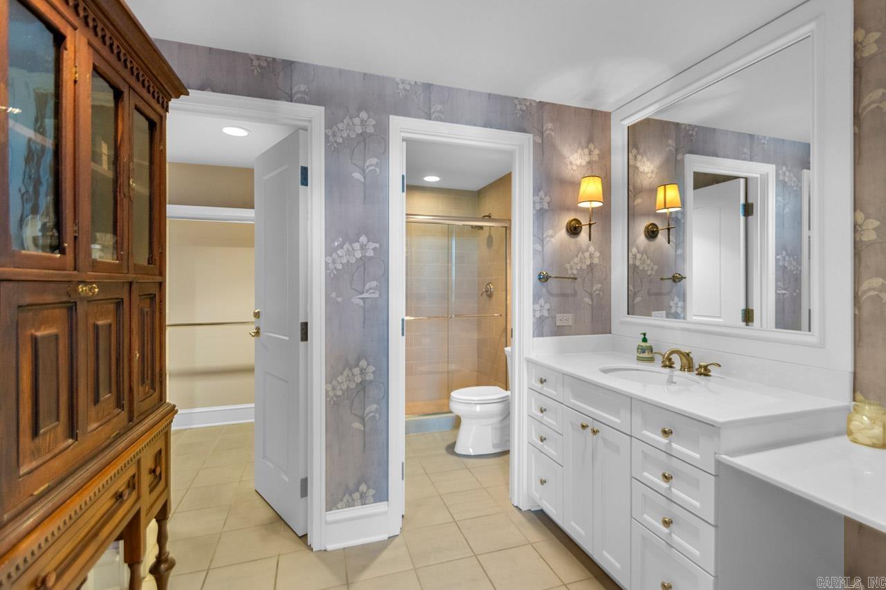 521 President Clinton  #1206  Little Rock, AR